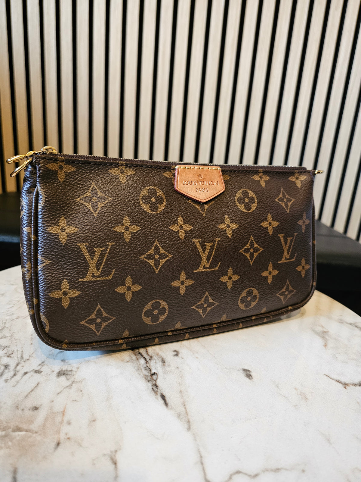 Louis Vuitton large pochette in monogram kanvas.