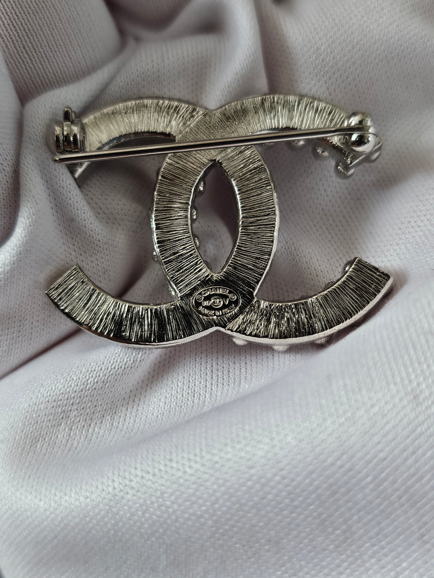 A96994 - Chanel Broche silver with crystals.