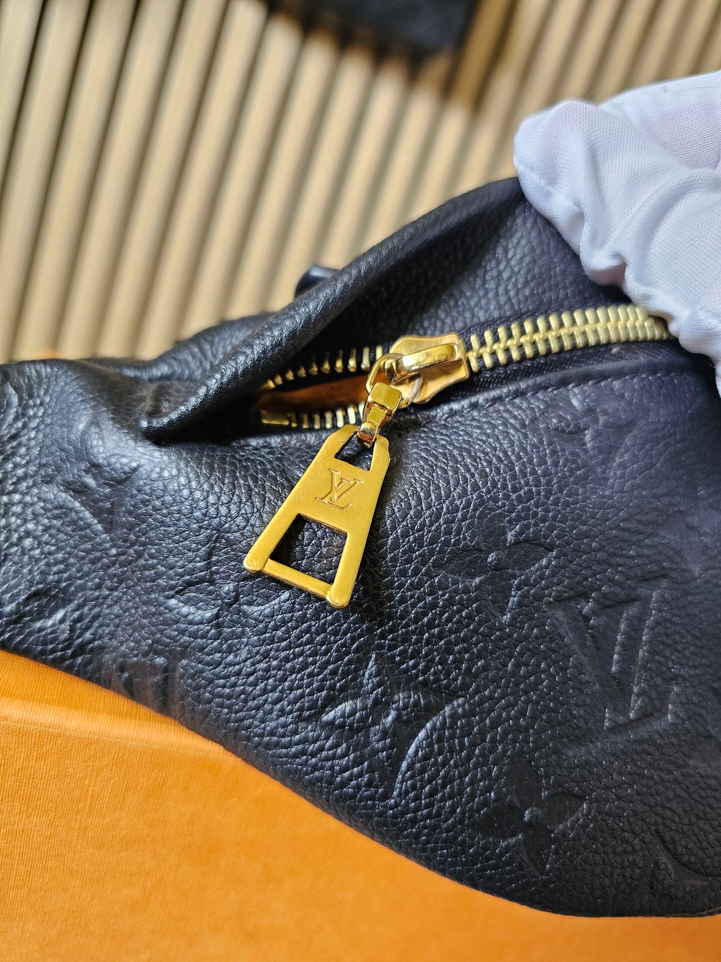 M44812 Louis Vuitton bumbag, Black, MNG. Empreinte lether.
