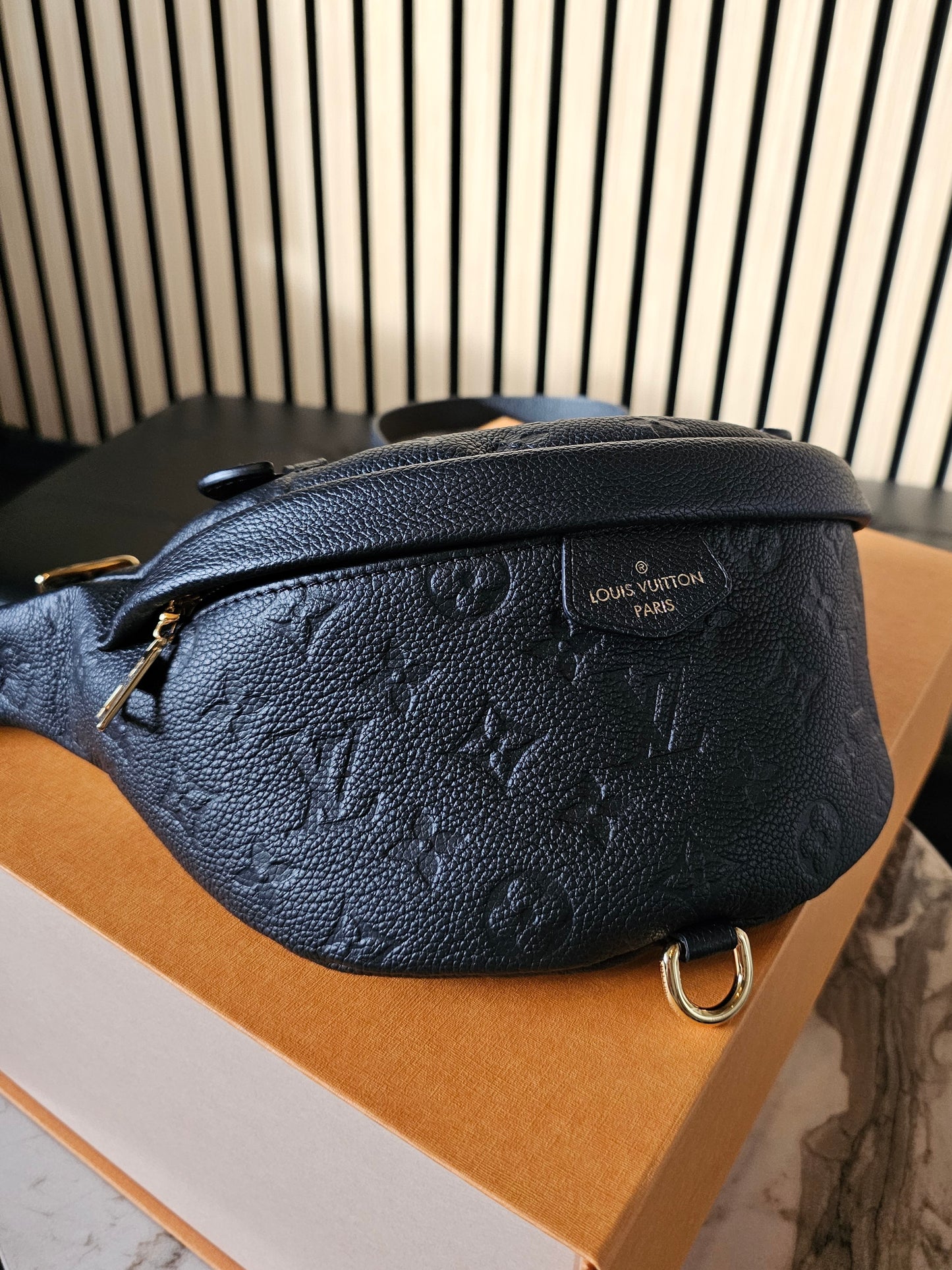 M44812 - Louis Vuitton Bumbag, black MNG emp. Leather.