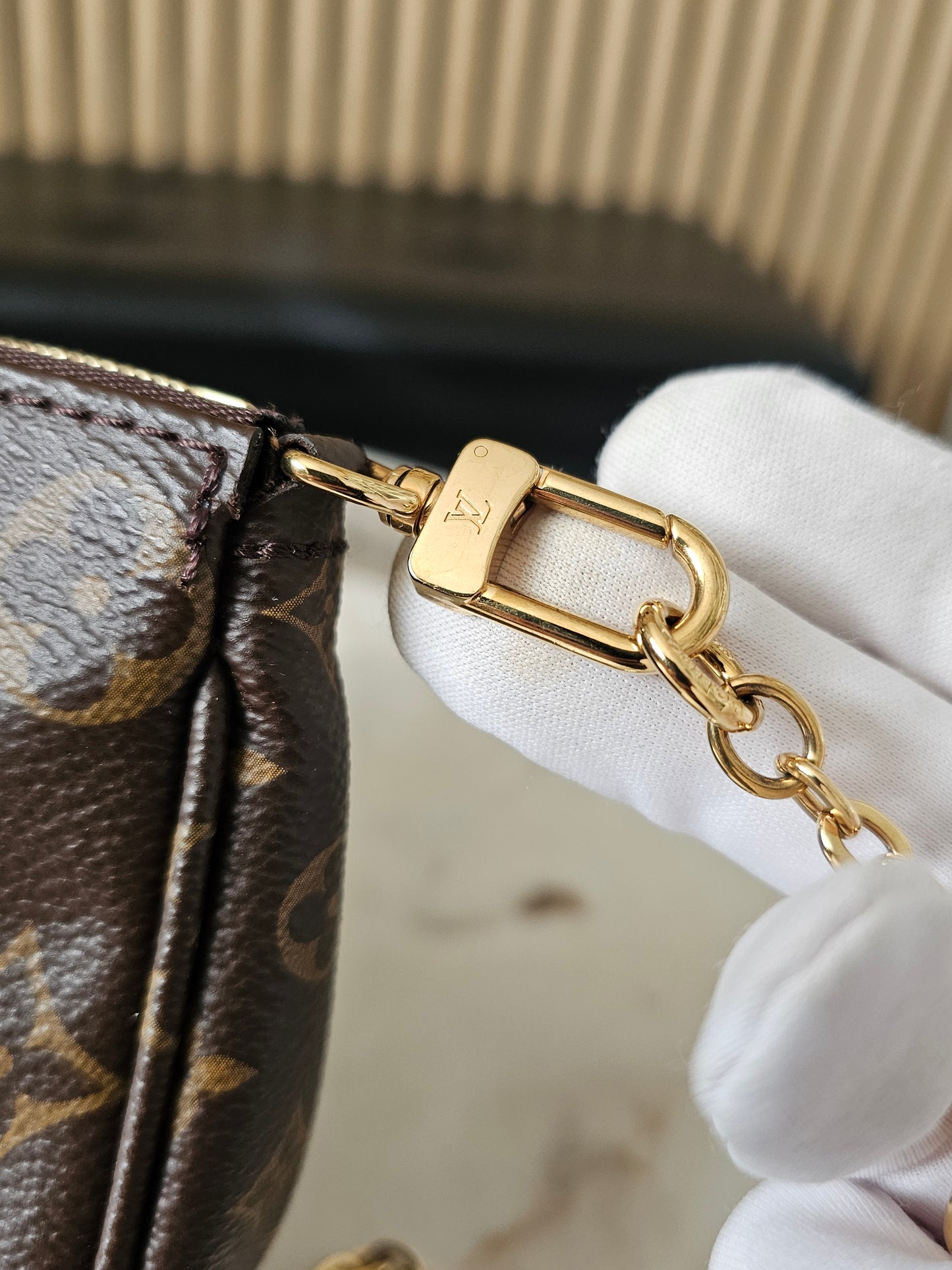 Louis Vuitton small pochette with chain, MNG kanvas.
