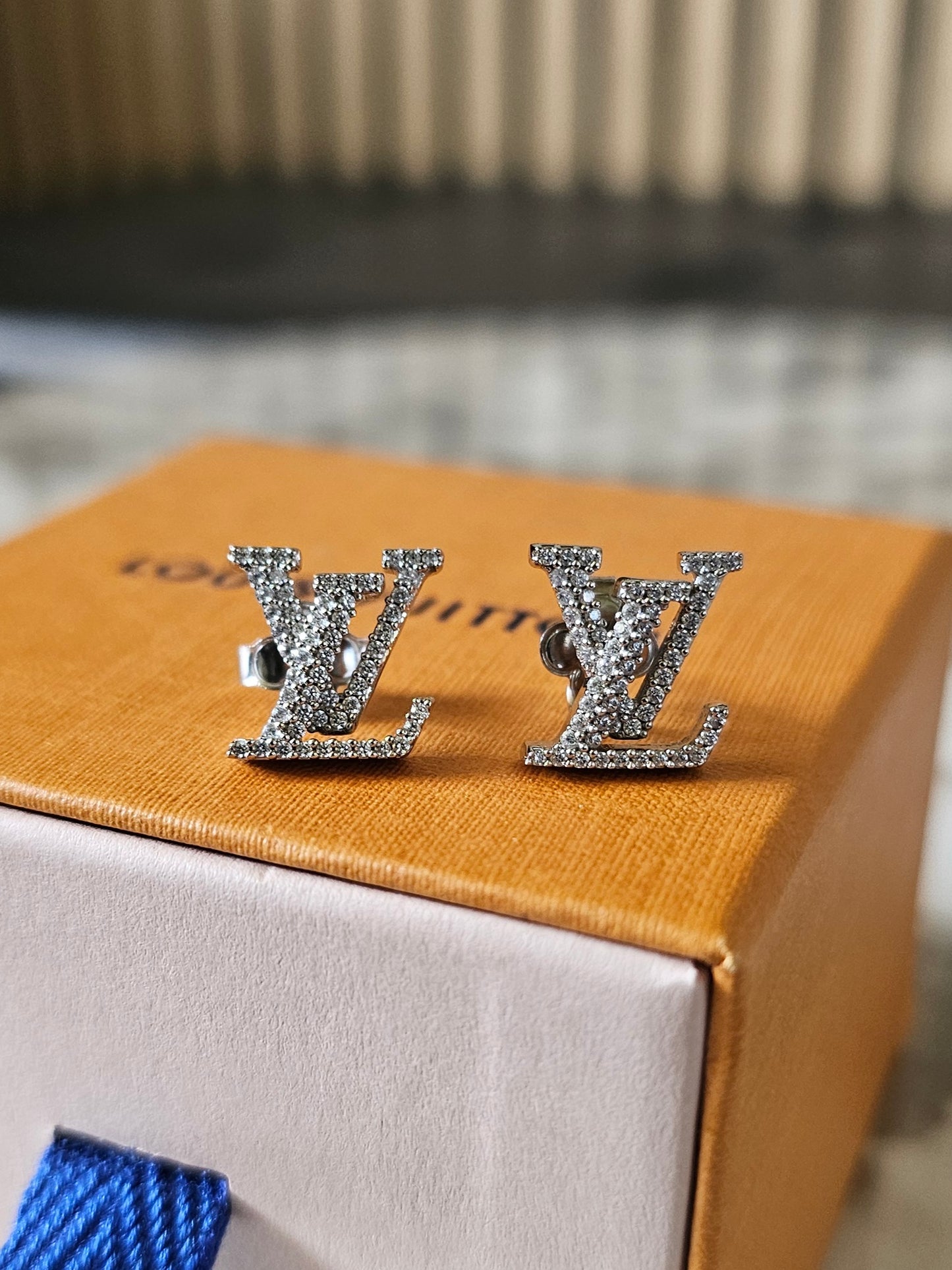 M00608 - Louis Vuitton earrings, LV iconic with strones, silver/palladium.