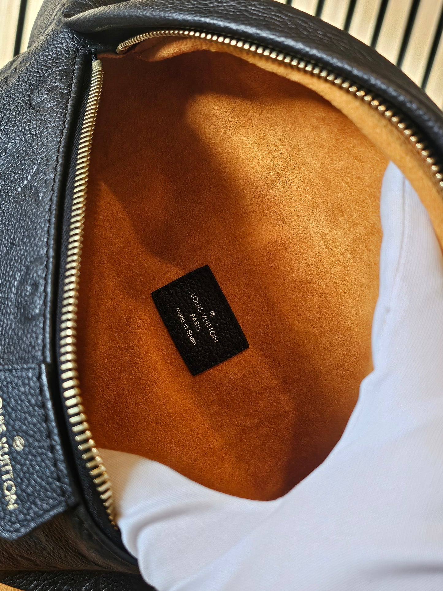 M44812 - Louis Vuitton Bumbag, black MNG emp. Leather.