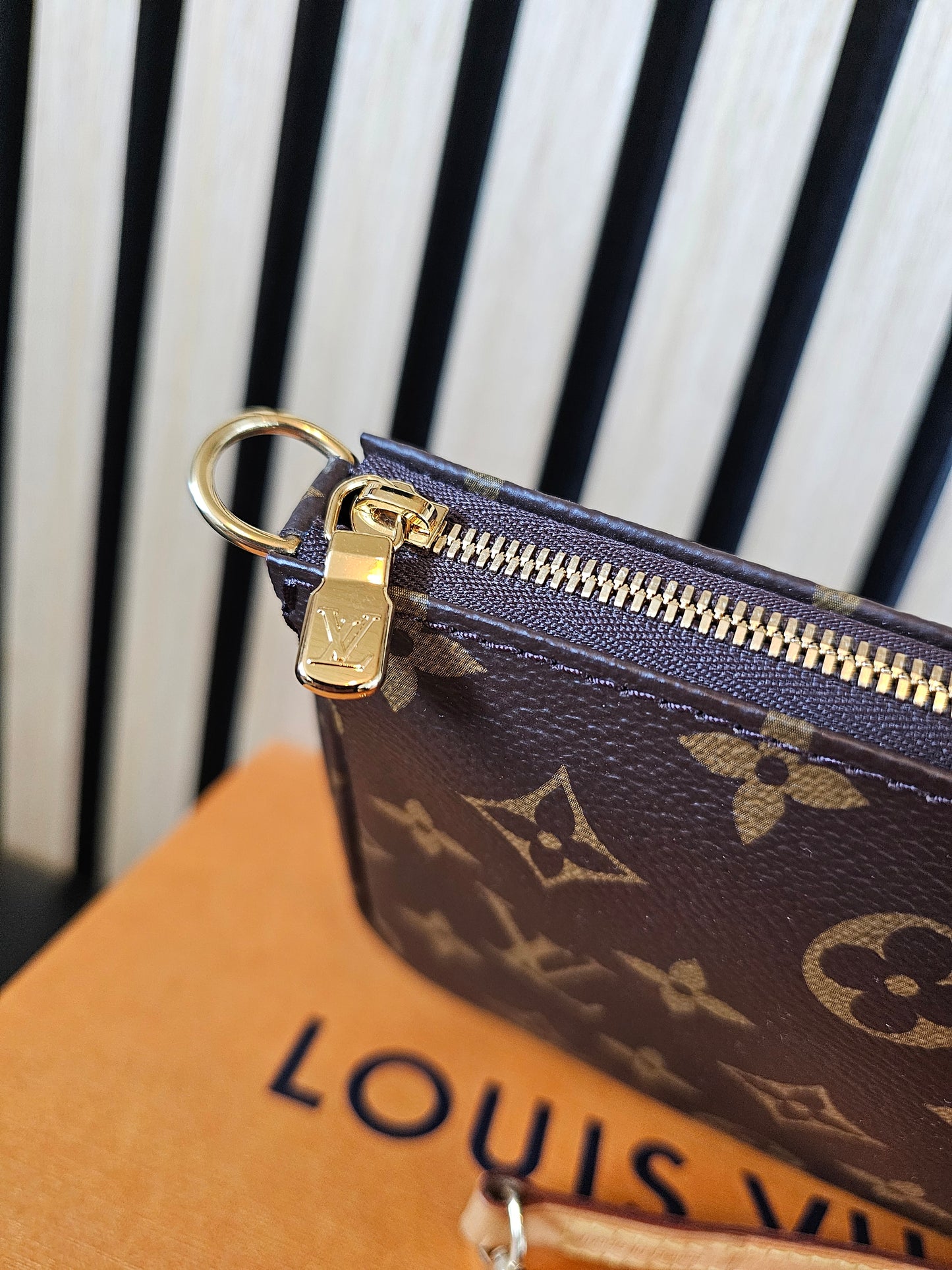 Louis Vuitton pochette accesories MNG kanvas.