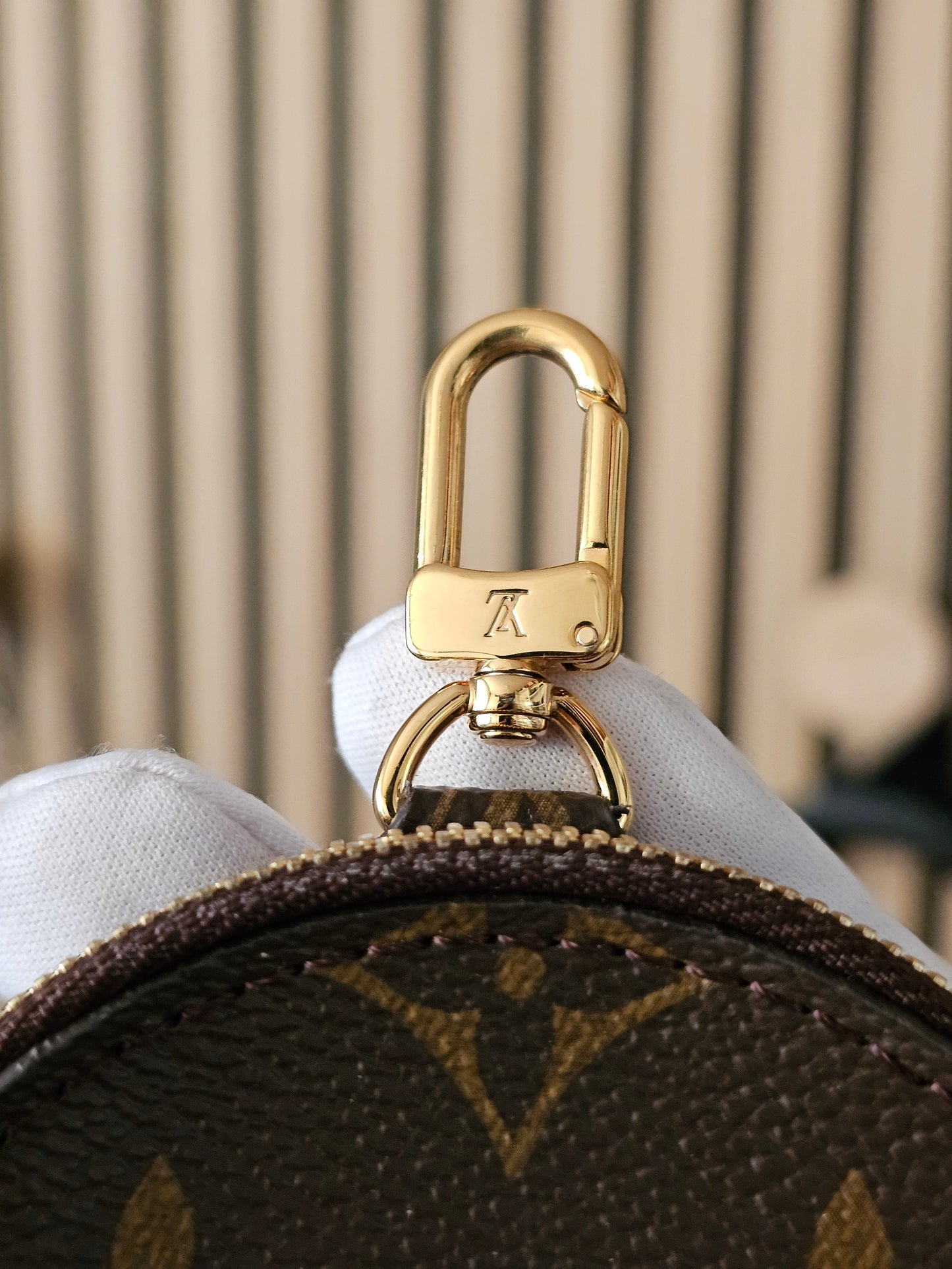 Louis Vuitton round coin purse monogram kanvas.