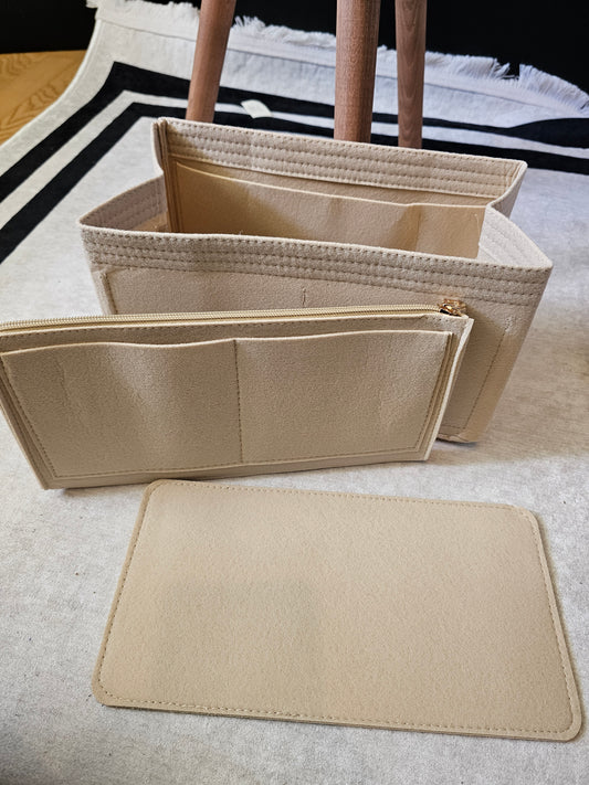 Beige organizer med ekstra bundplade.