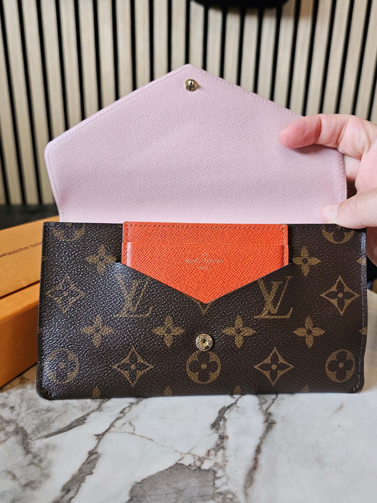 M62203 - Louis Vuitton, Jeanne wallet in MNG. Kanvas.