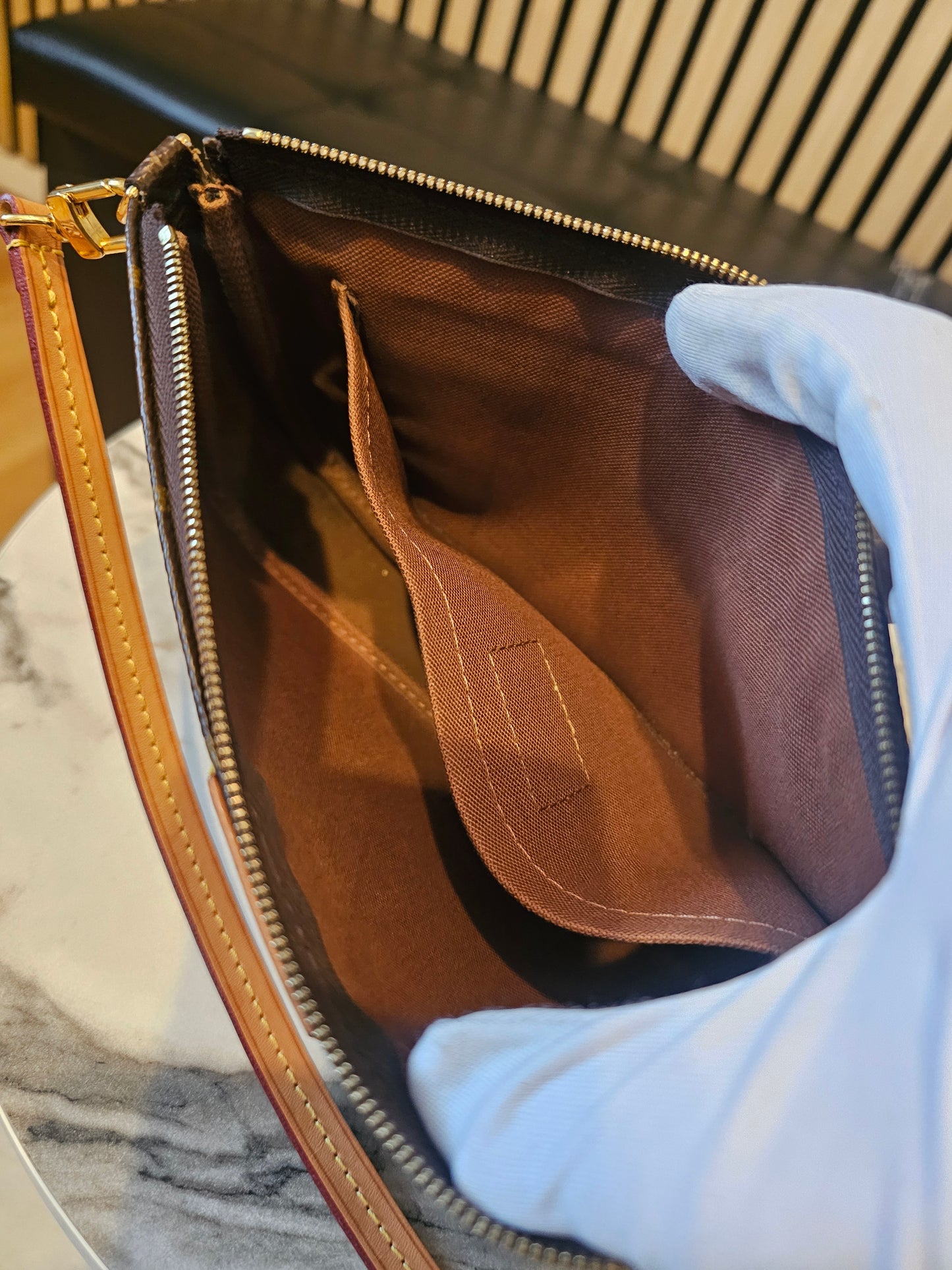 Louis Vuitton pochette accesories in monogram kanvas + LV strap.