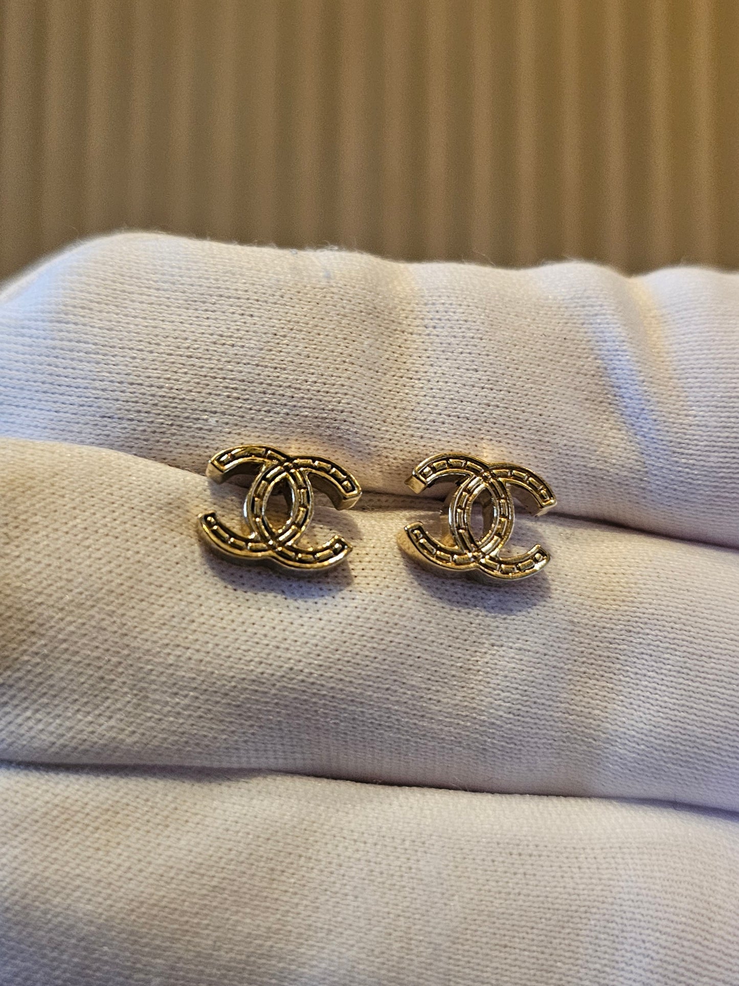 A21281 - Golden CC earrings, XS.