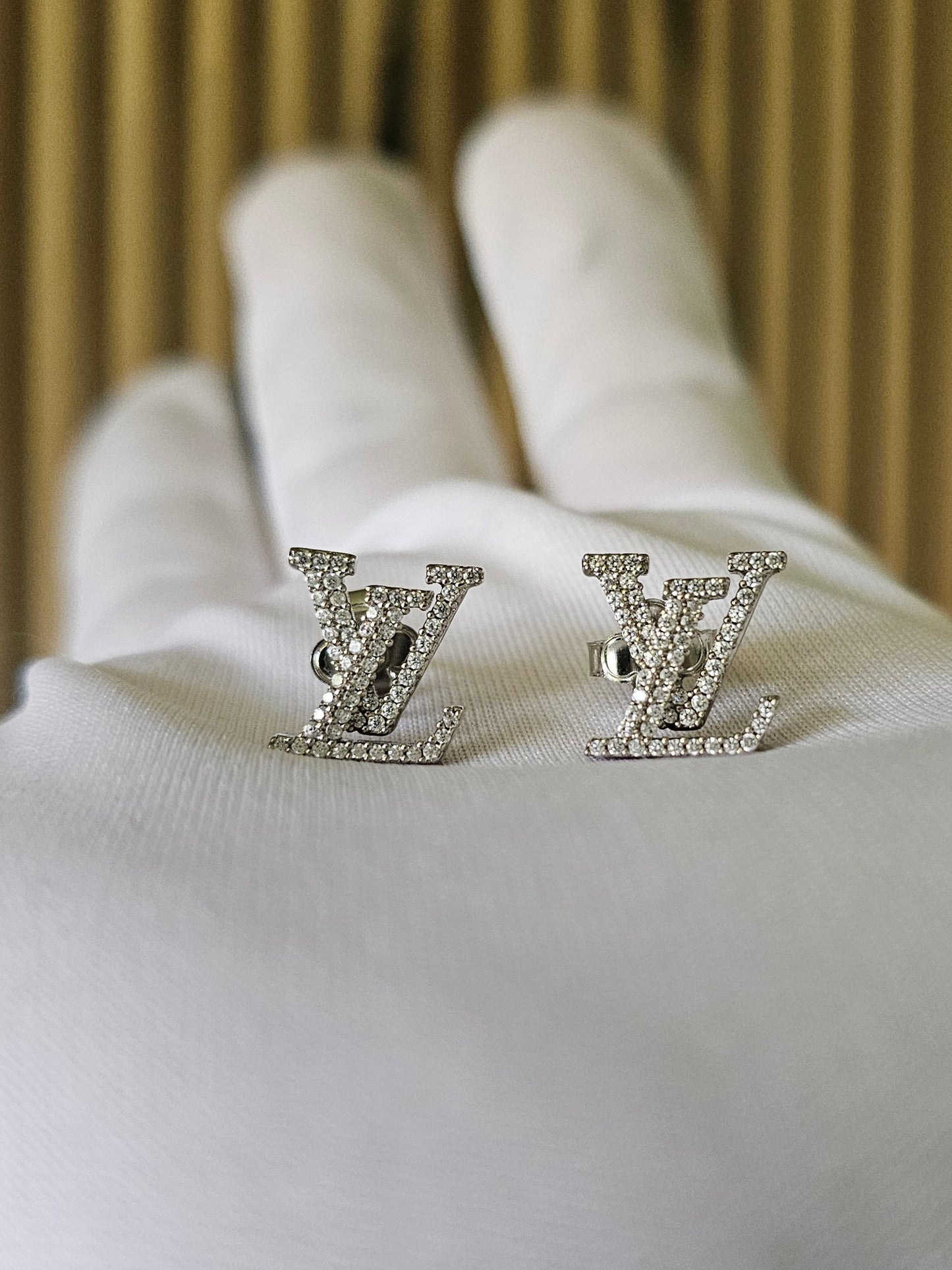 M00608 - Louis Vuitton earrings, LV iconic with strones, silver/palladium.