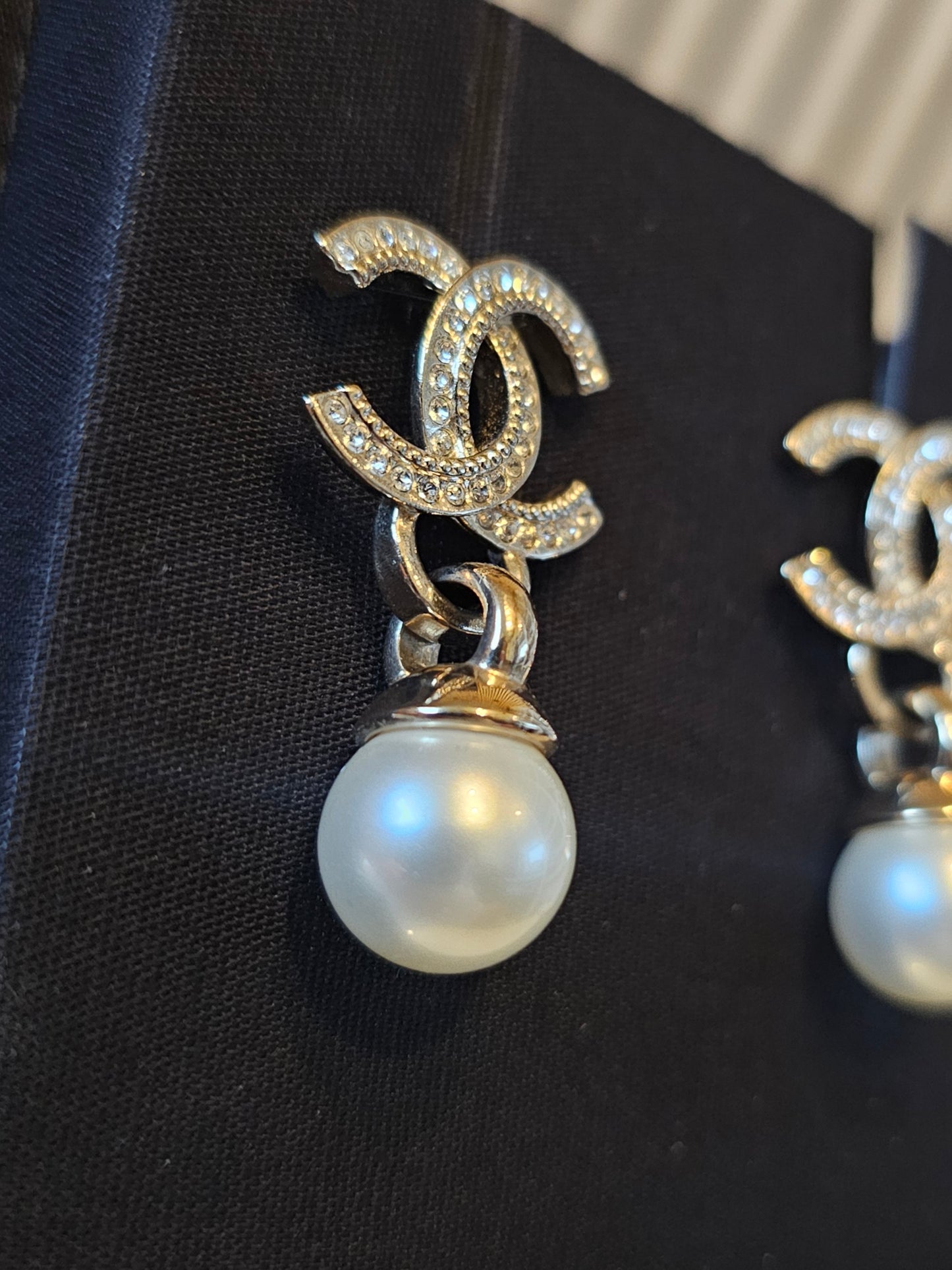 Chanel øreringe - Golden CC pendant with perle.