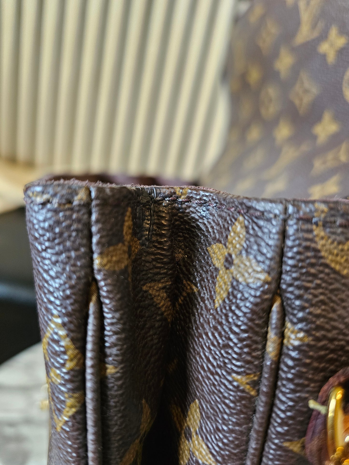M44875- Louis Vuitton pochette Metis, MNG. Kanvas.