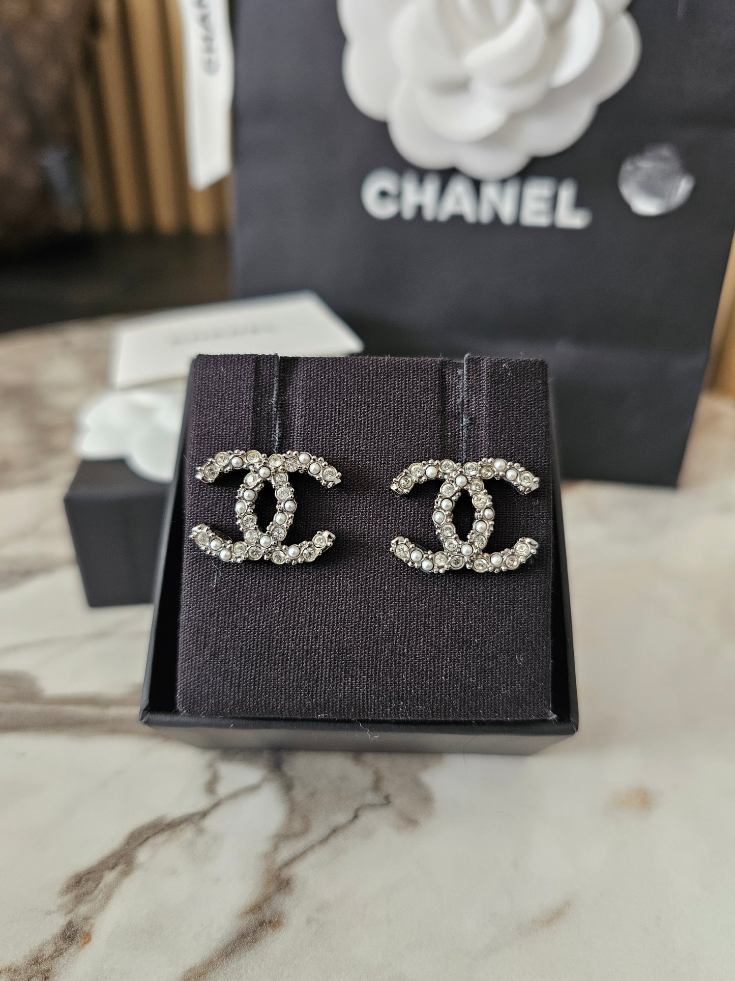 AB4797- Chanel øreringe, oxidated silver with stones & pearls.