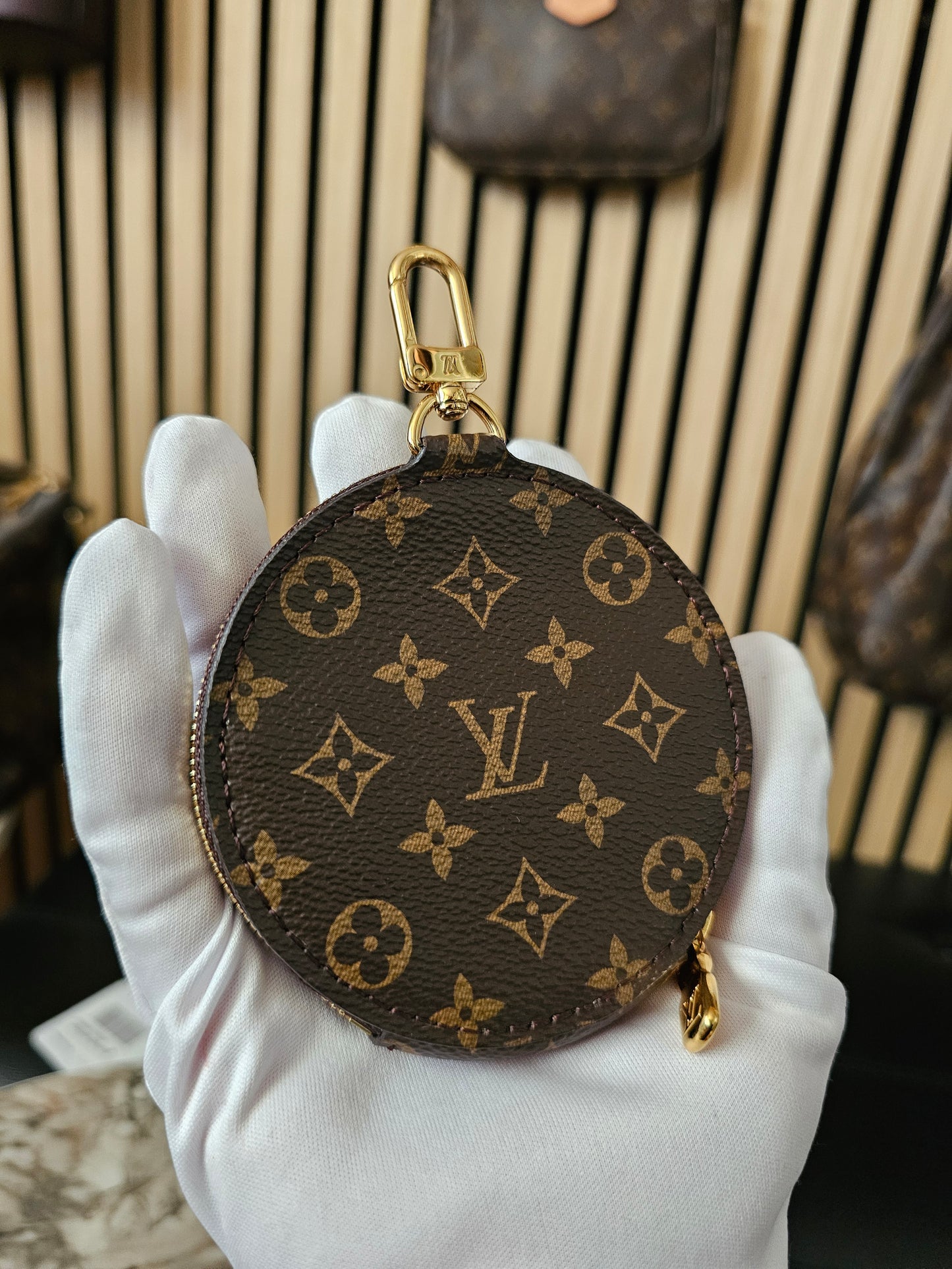 Louis Vuitton round coin purse monogram kanvas.