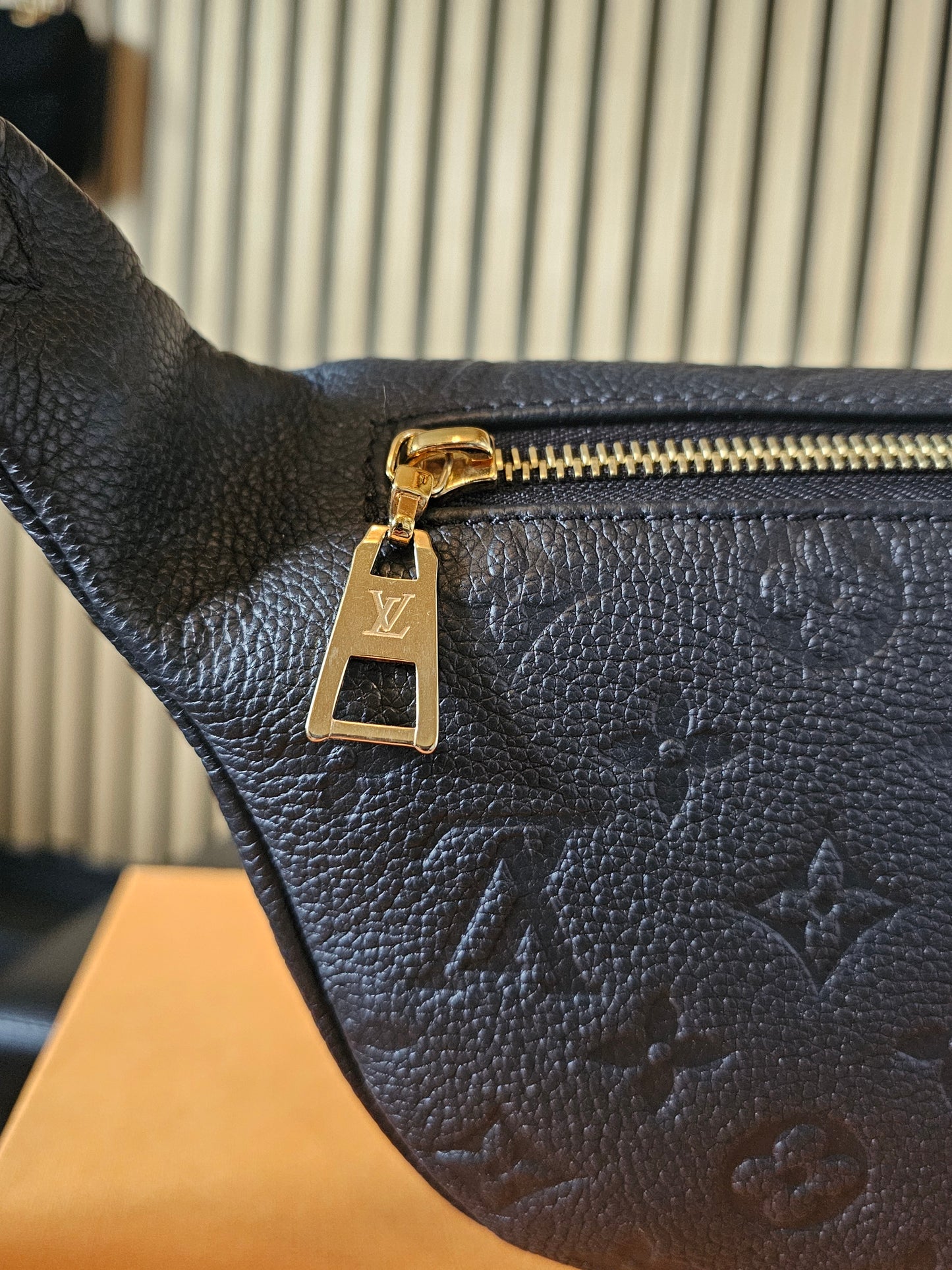 M44812 - Louis Vuitton Bumbag, black MNG emp. Leather.