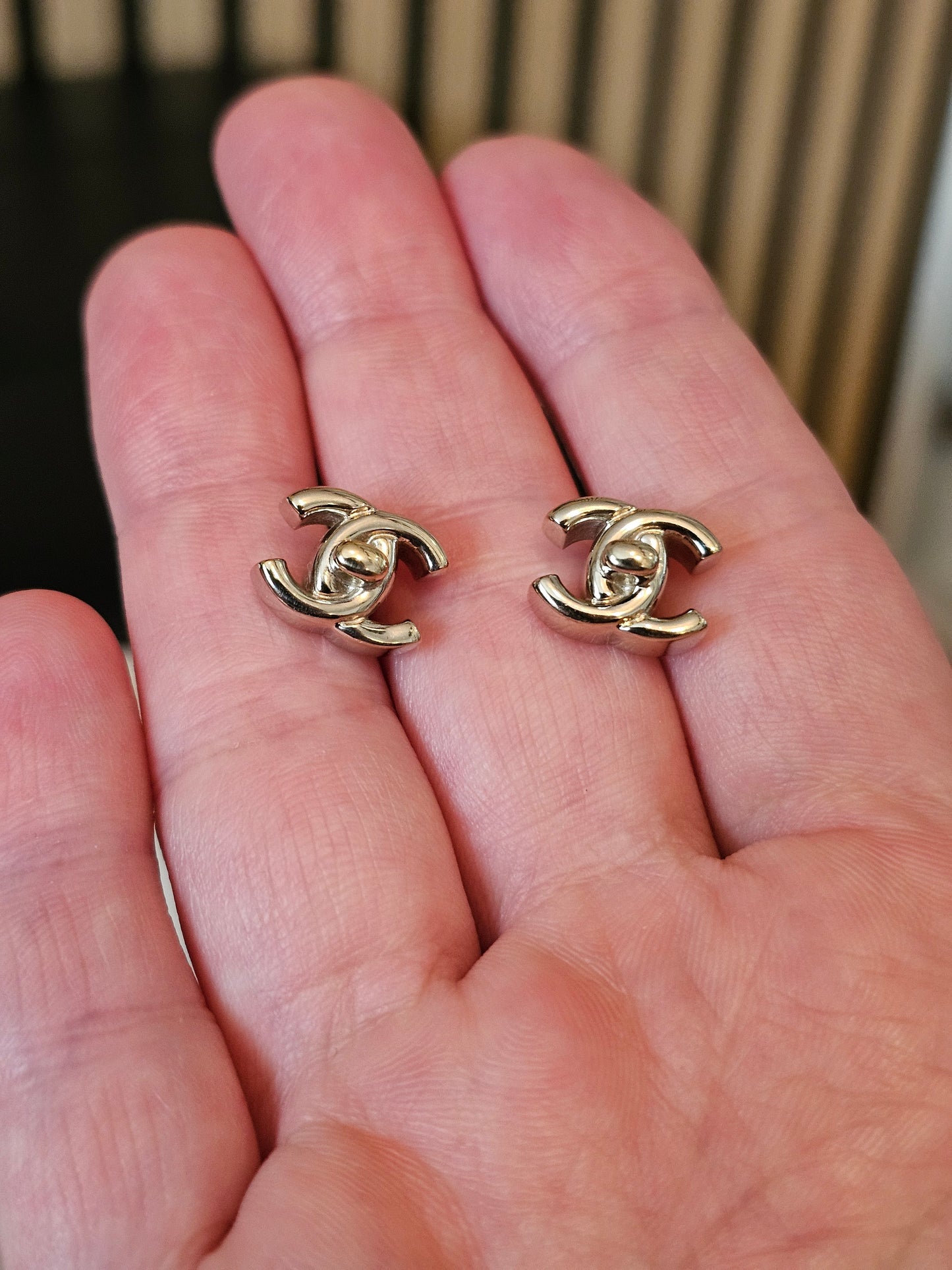 AB5617- Chanel earrings, golden CC turnlock.