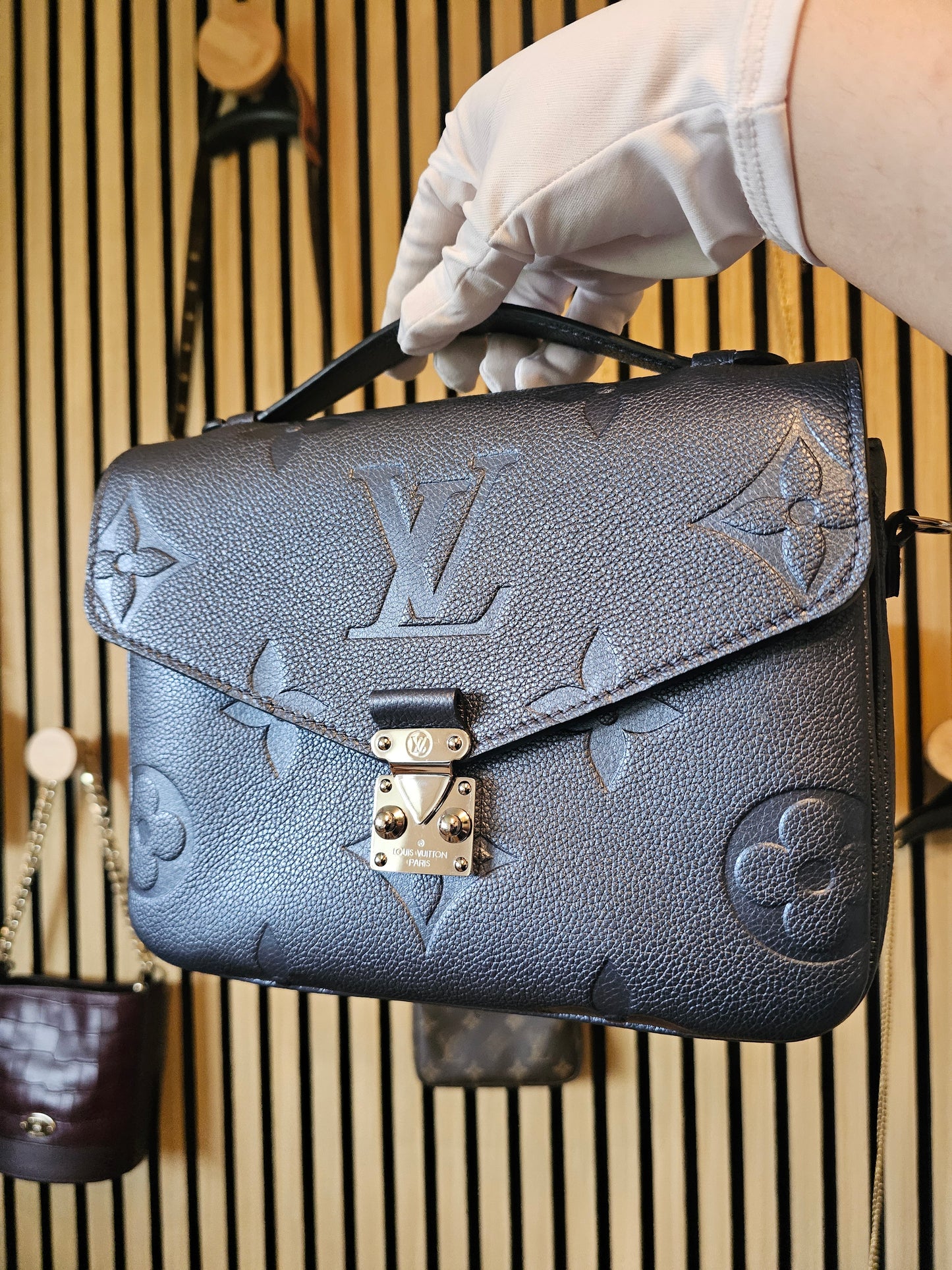 Louis Vuitton, pochette Metis, navy - empreinte leather.