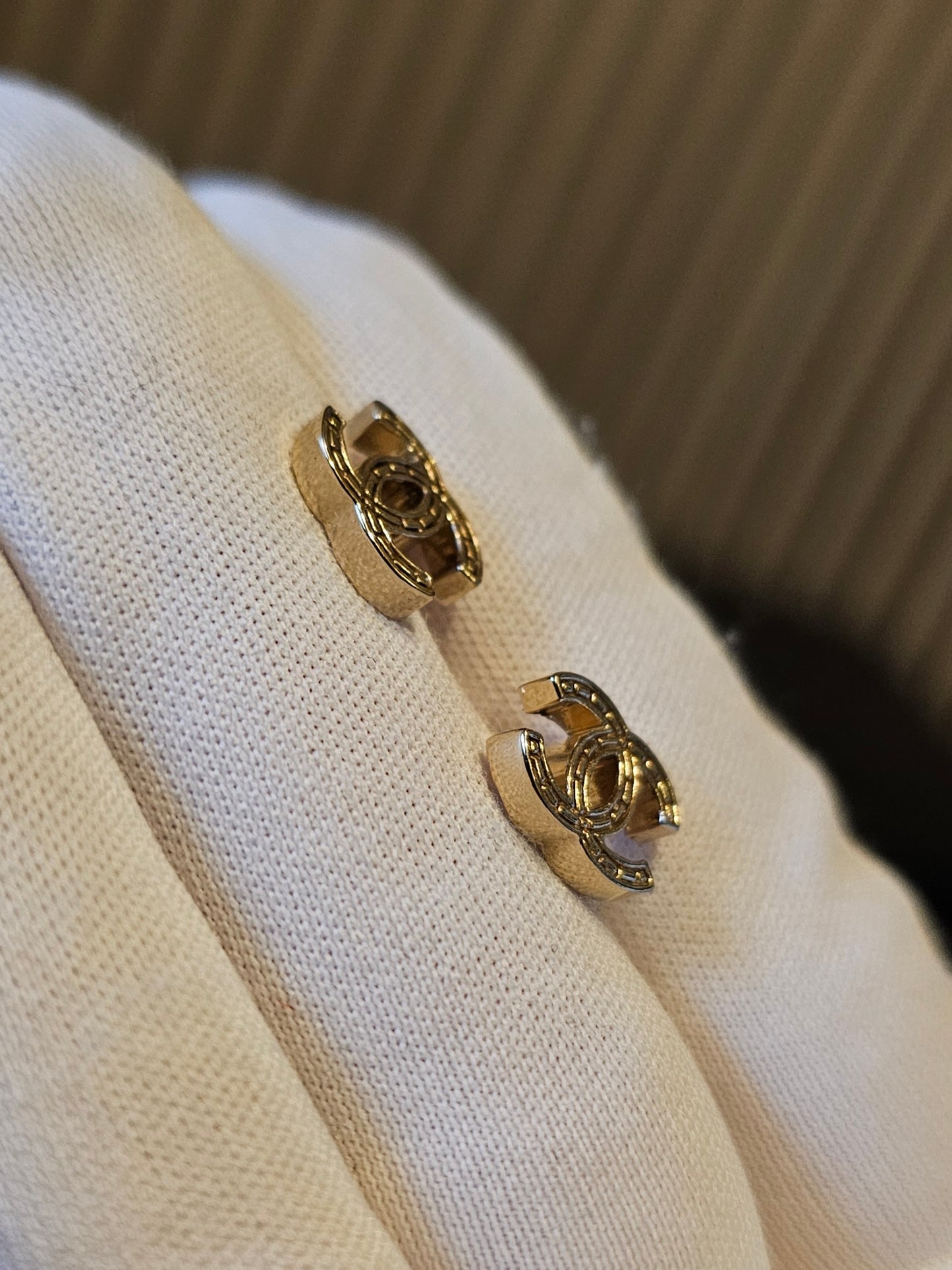 A21281 - Golden CC earrings, XS.