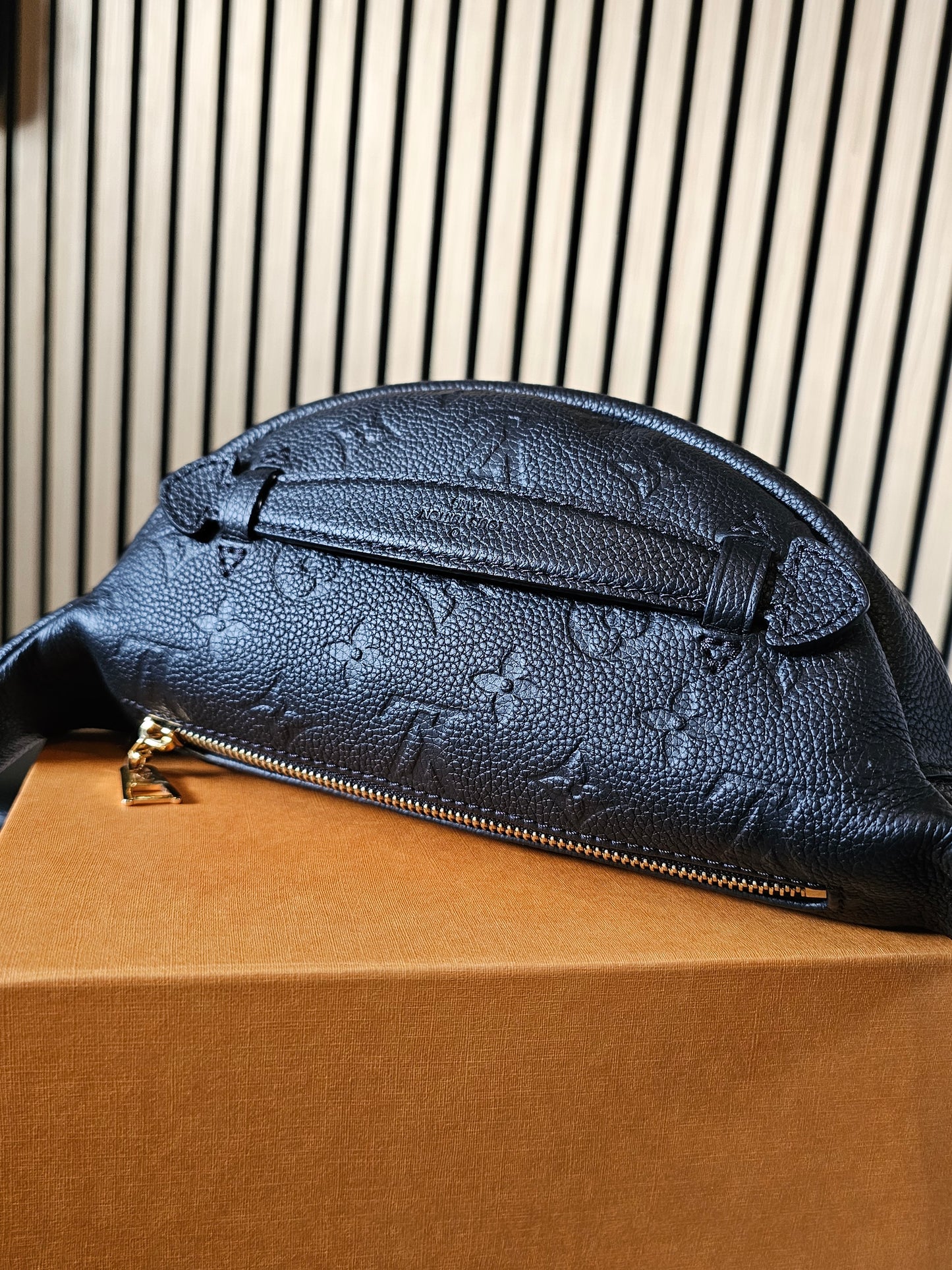 M44812 - Louis Vuitton Bumbag, black MNG emp. Leather.