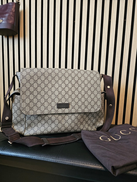 211131 - Gucci baby changing bag, GG supreme kanvas.
