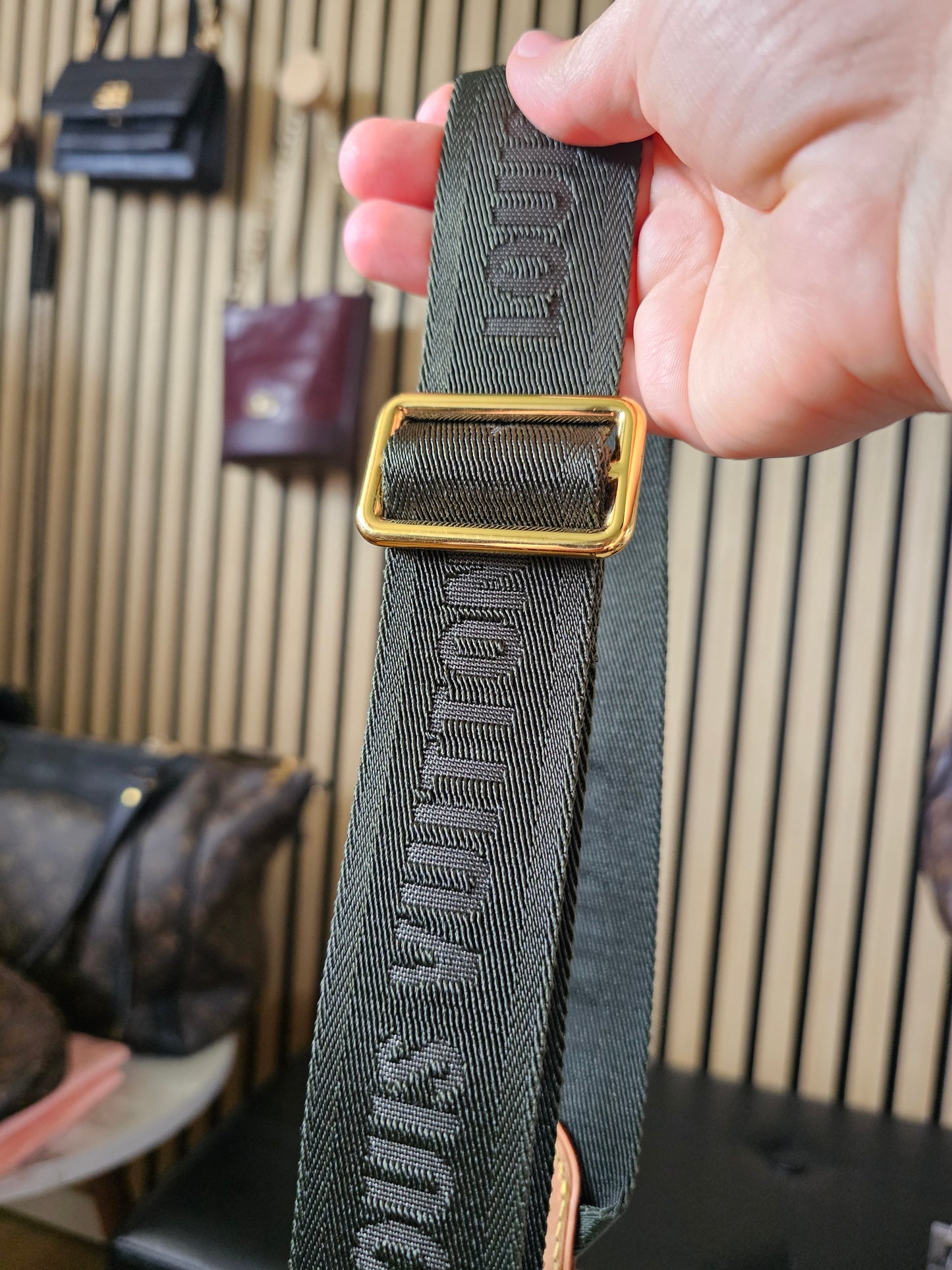 Louis Vuitton Khaki bandouliere- justerbar Strop fra multipochette sættet.
