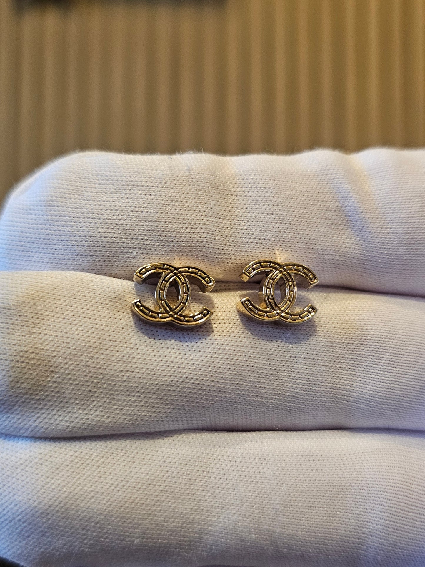 A21281 - Golden CC earrings, XS.