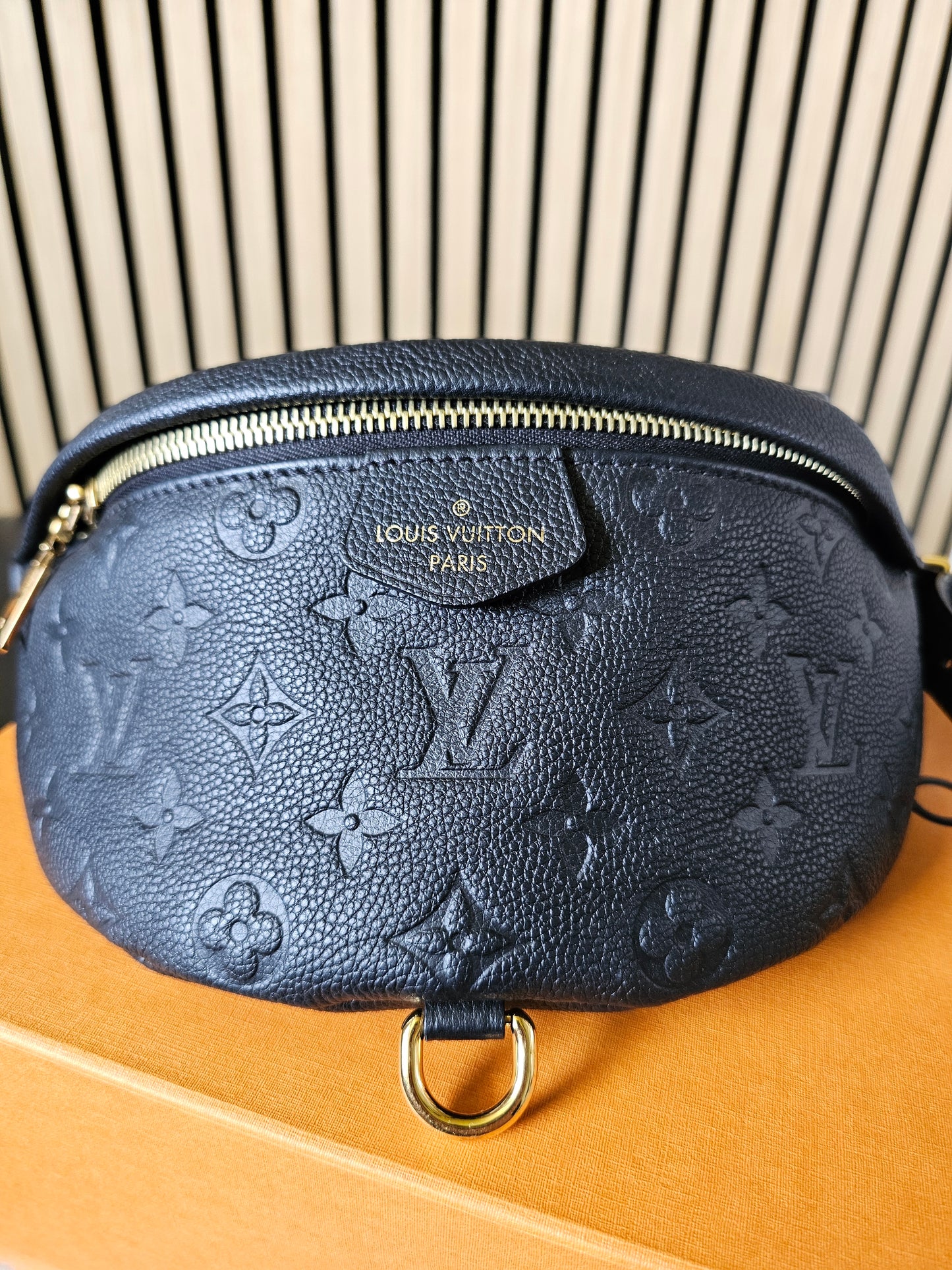 M44812 Louis Vuitton bumbag, Black, MNG. Empreinte lether.