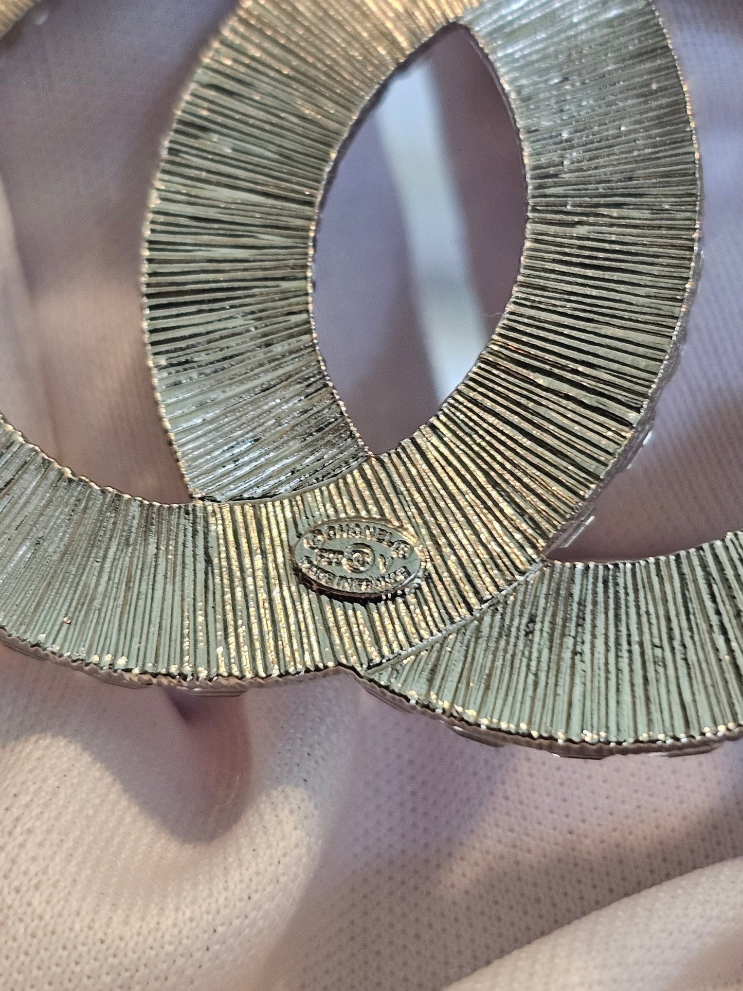 Aba484- Chanel broche, metal/silver with crystals.