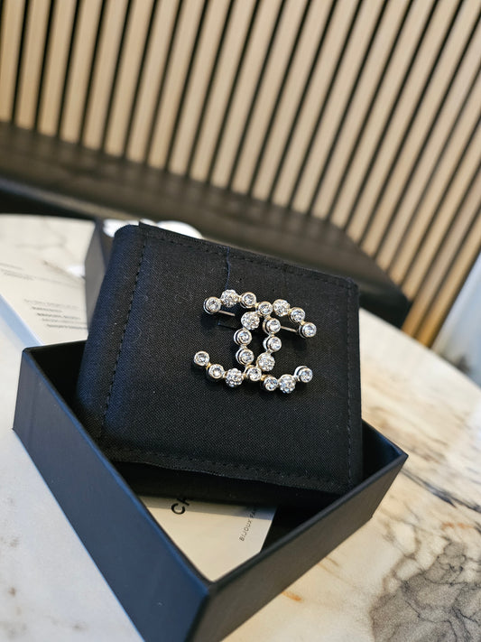 AB3961 - Chanel golden broche with crystals.