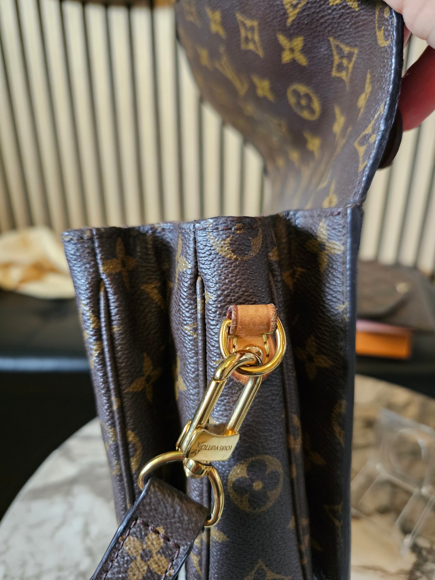 M44875- Louis Vuitton pochette Metis, MNG. Kanvas.