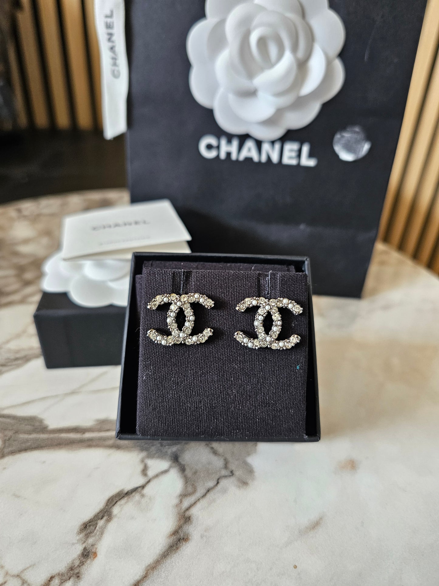 AB4797- Chanel øreringe, oxidated silver with stones & pearls.