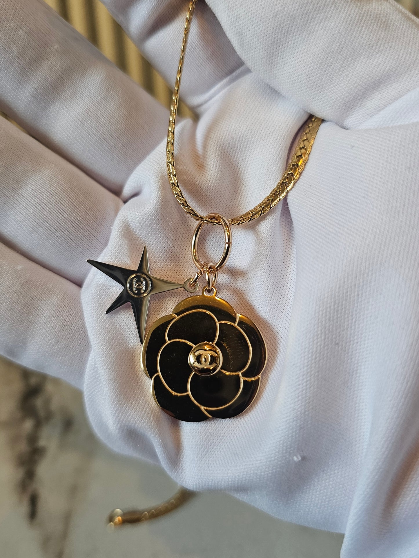 Chanel vedhæng, chanel golden flower.