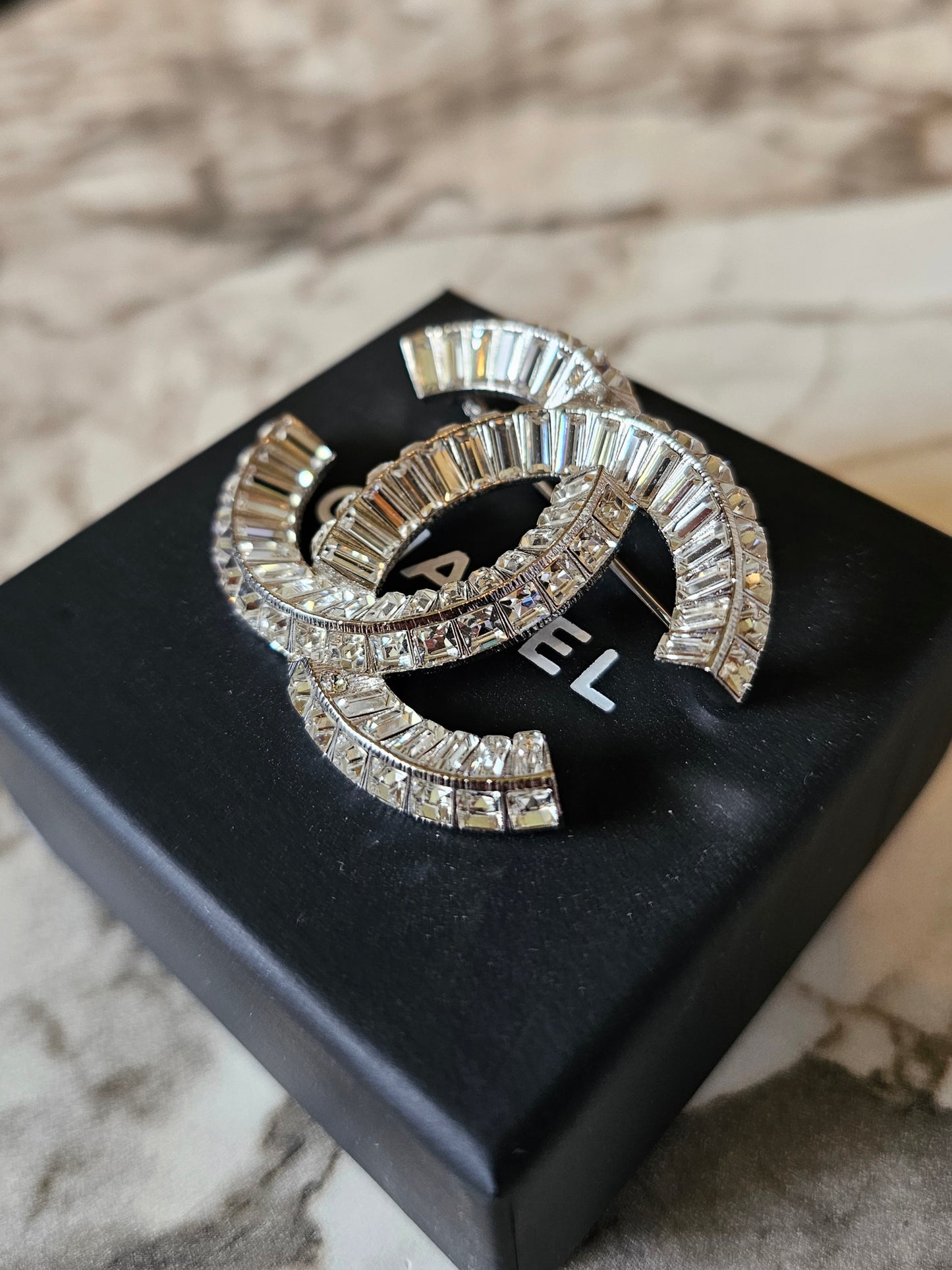 Aba484- Chanel broche, metal/silver with crystals.
