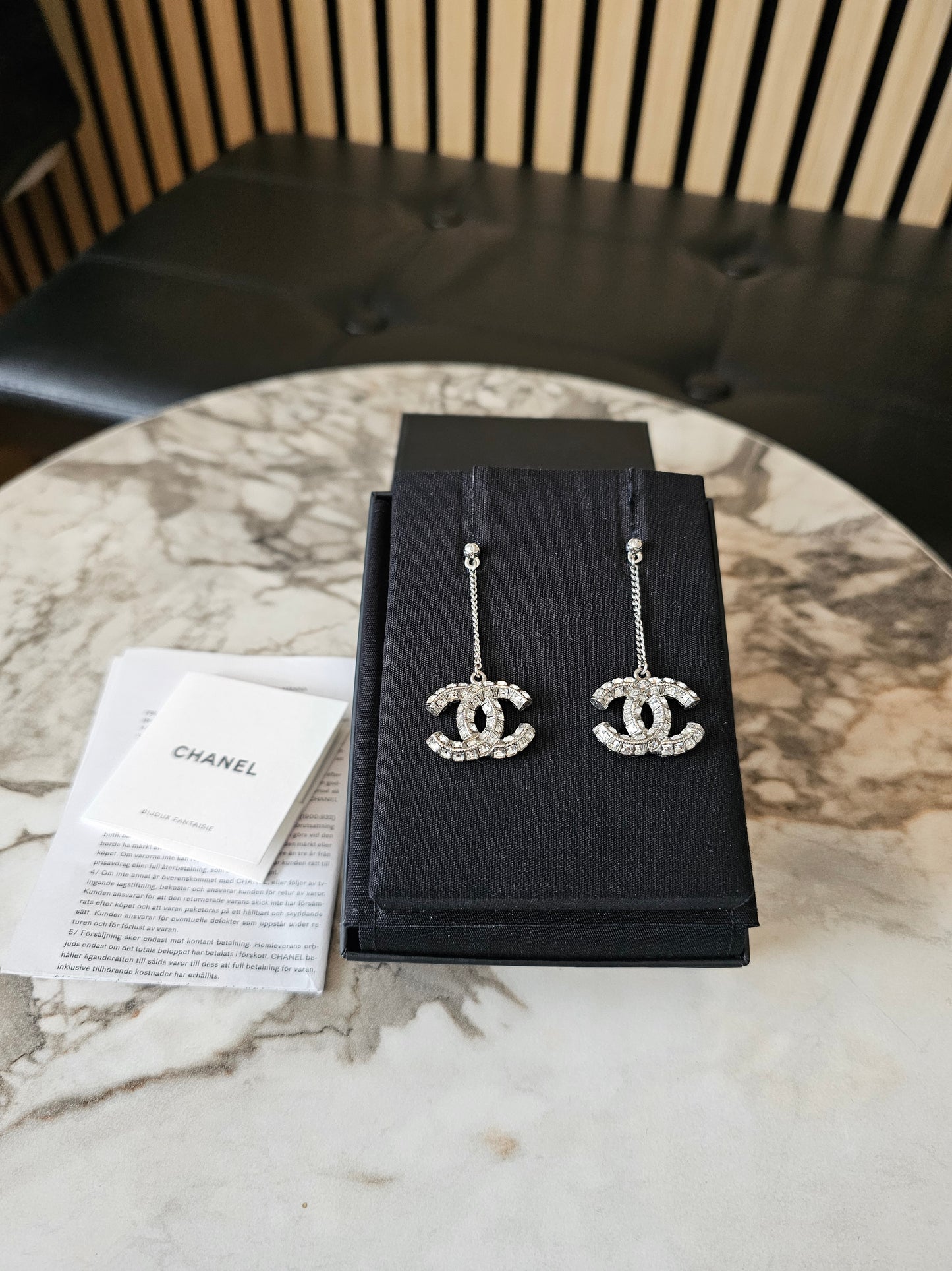 A63084 - Chanel long pendant with crystals.