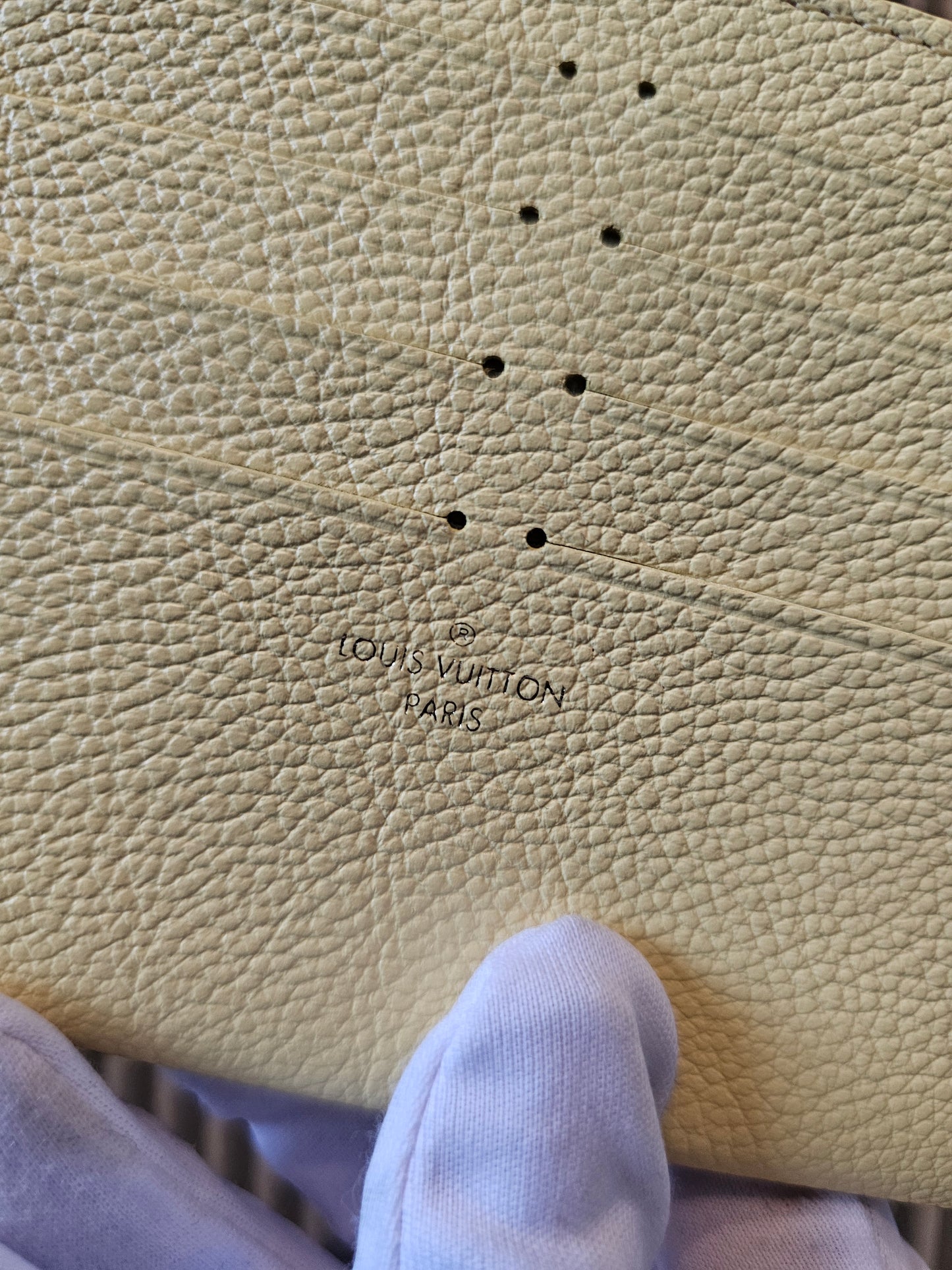 Liyis Vuitton Kortholder I guld epi leather.