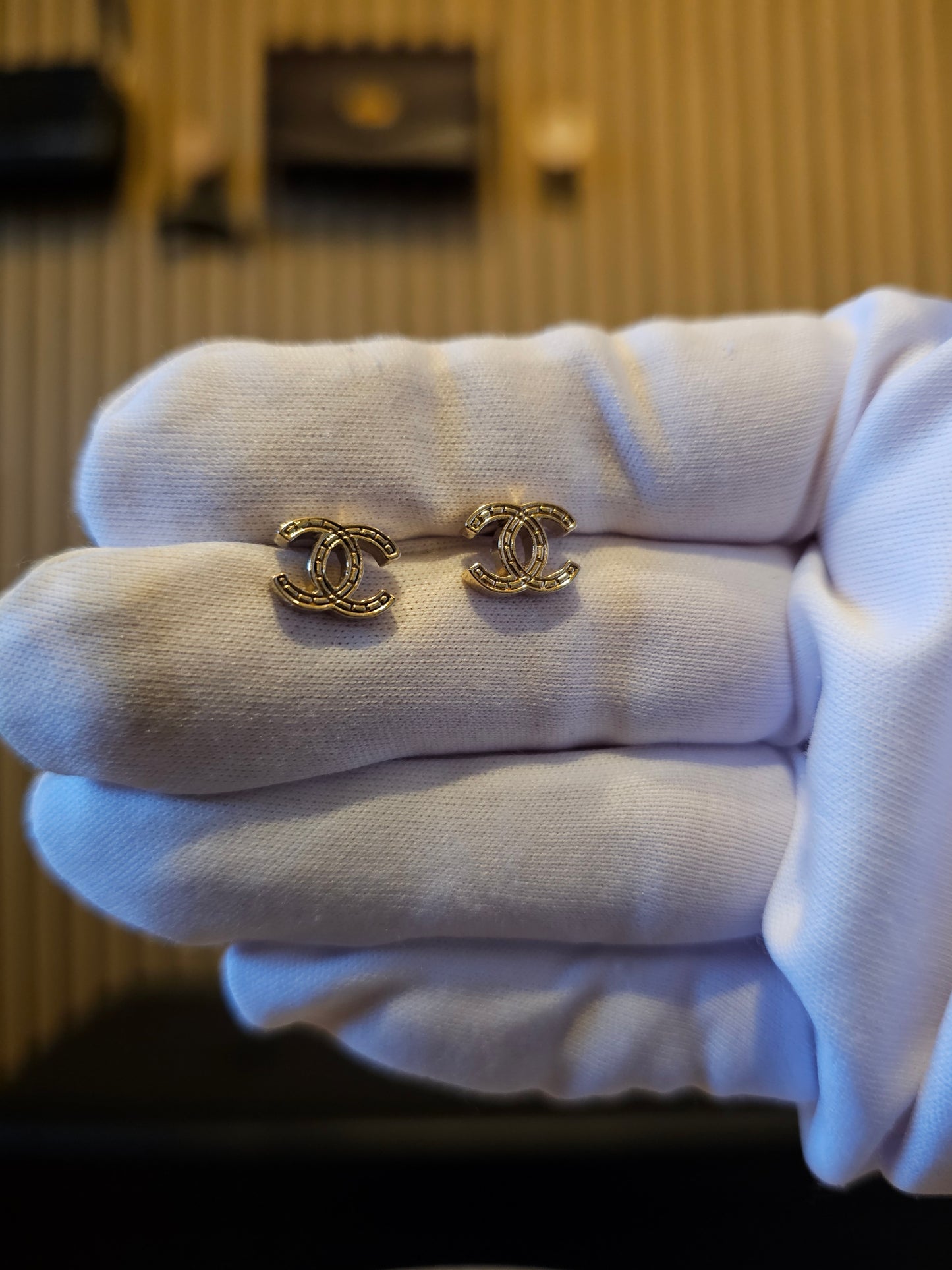 A21281 - Golden CC earrings, XS.