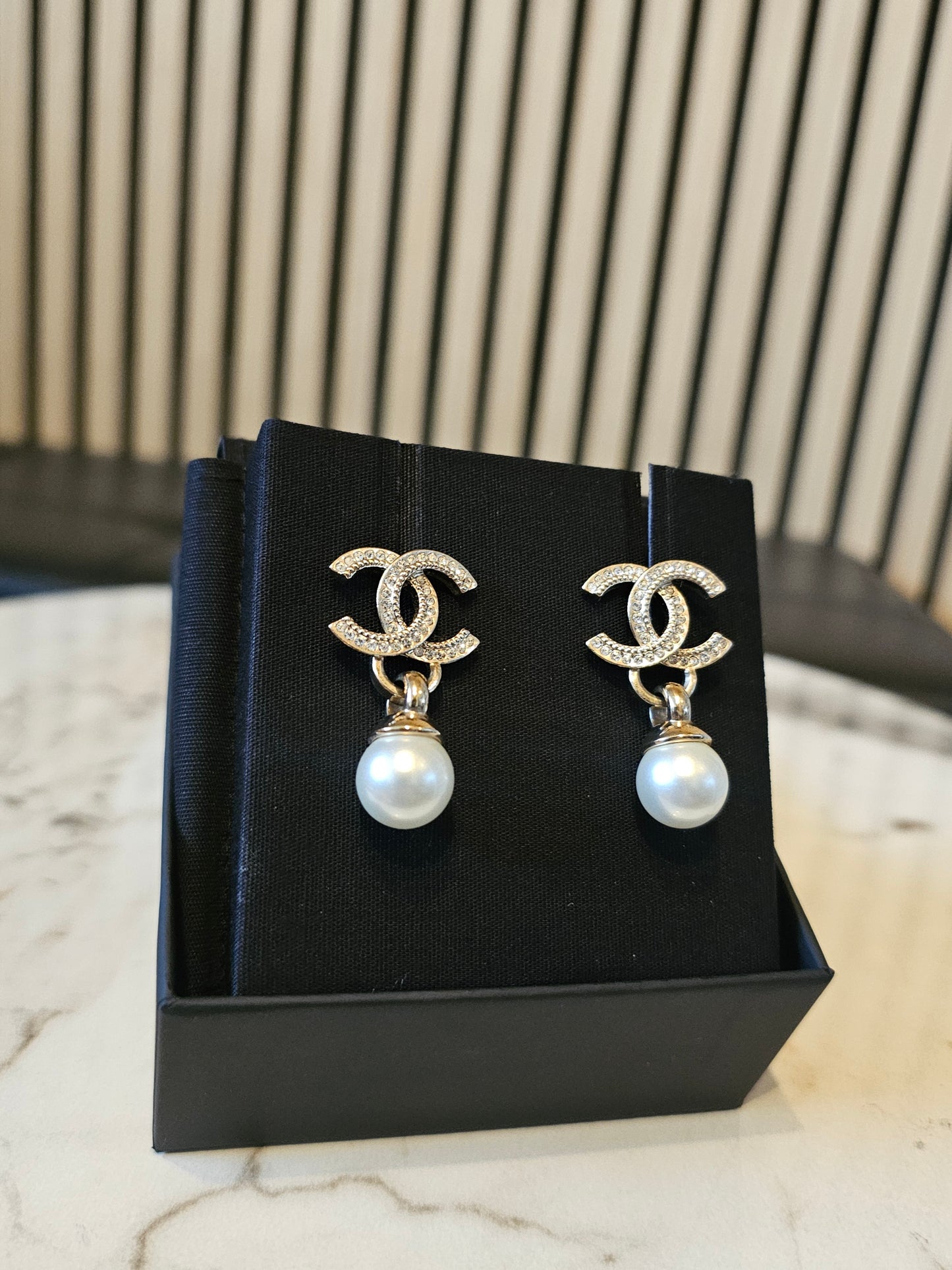 Chanel øreringe - Golden CC pendant with perle.