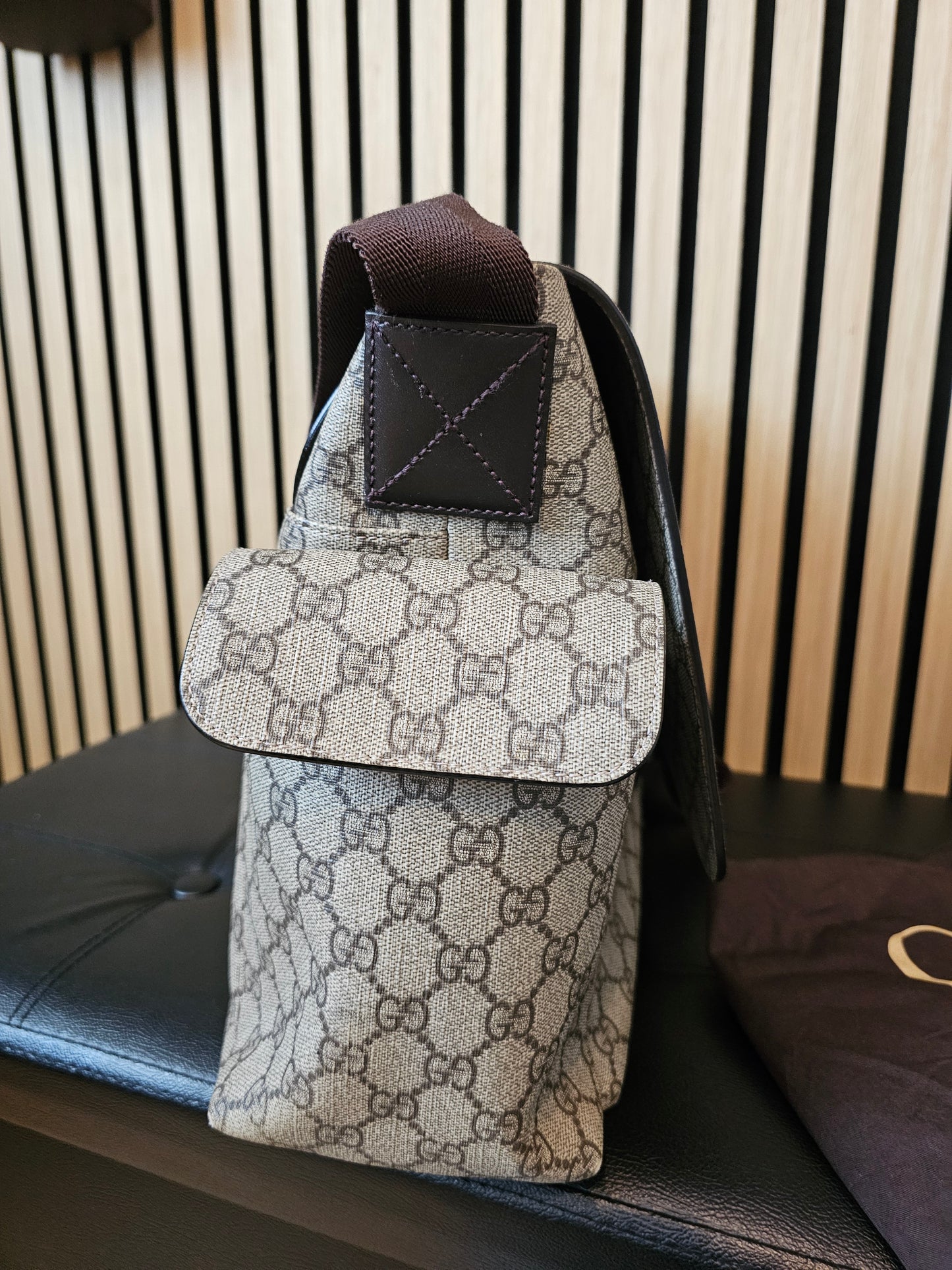 211131 - Gucci baby changing bag, GG supreme kanvas.