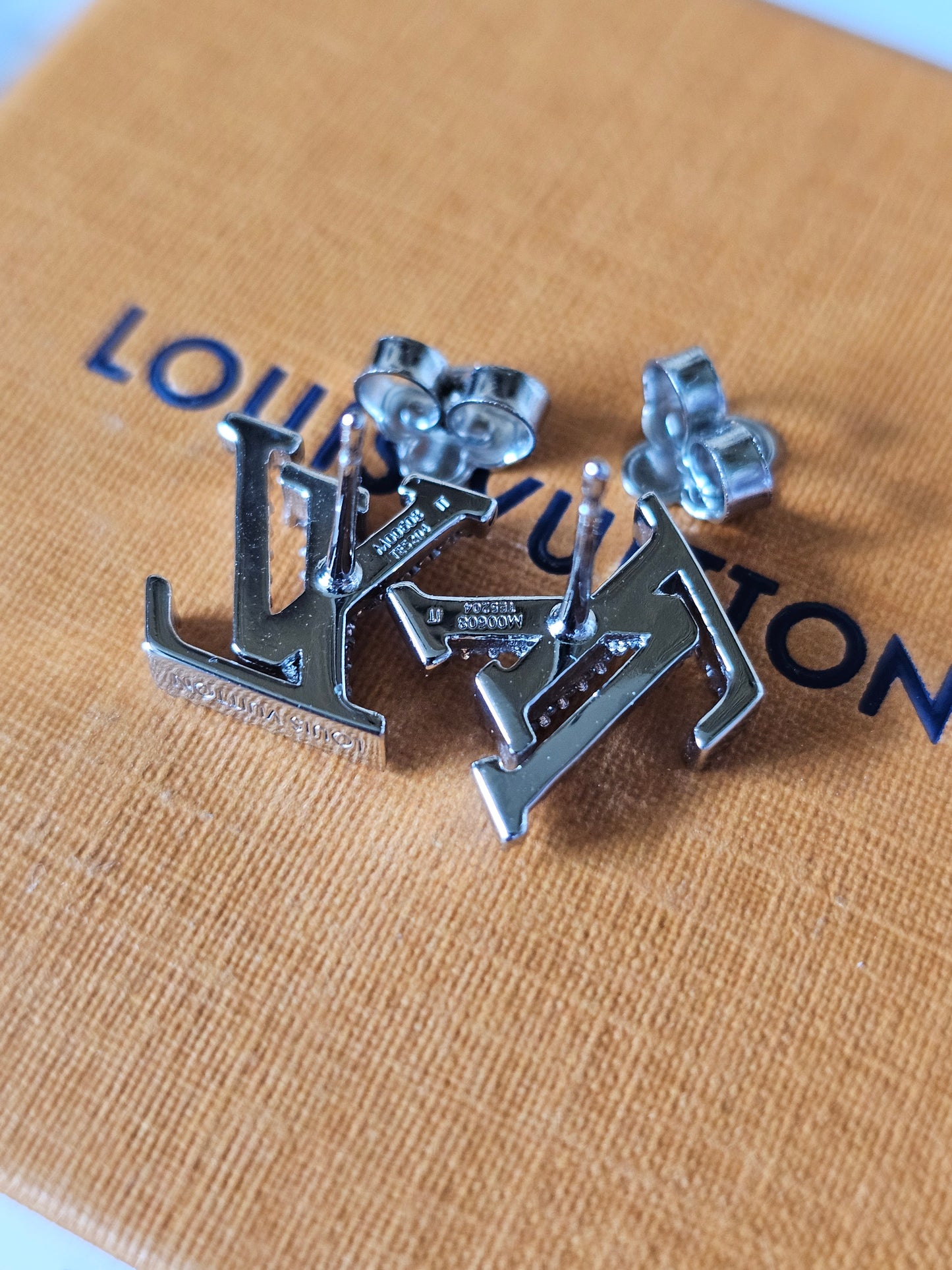 M00608 - Louis Vuitton earrings, LV iconic with strones, silver/palladium.