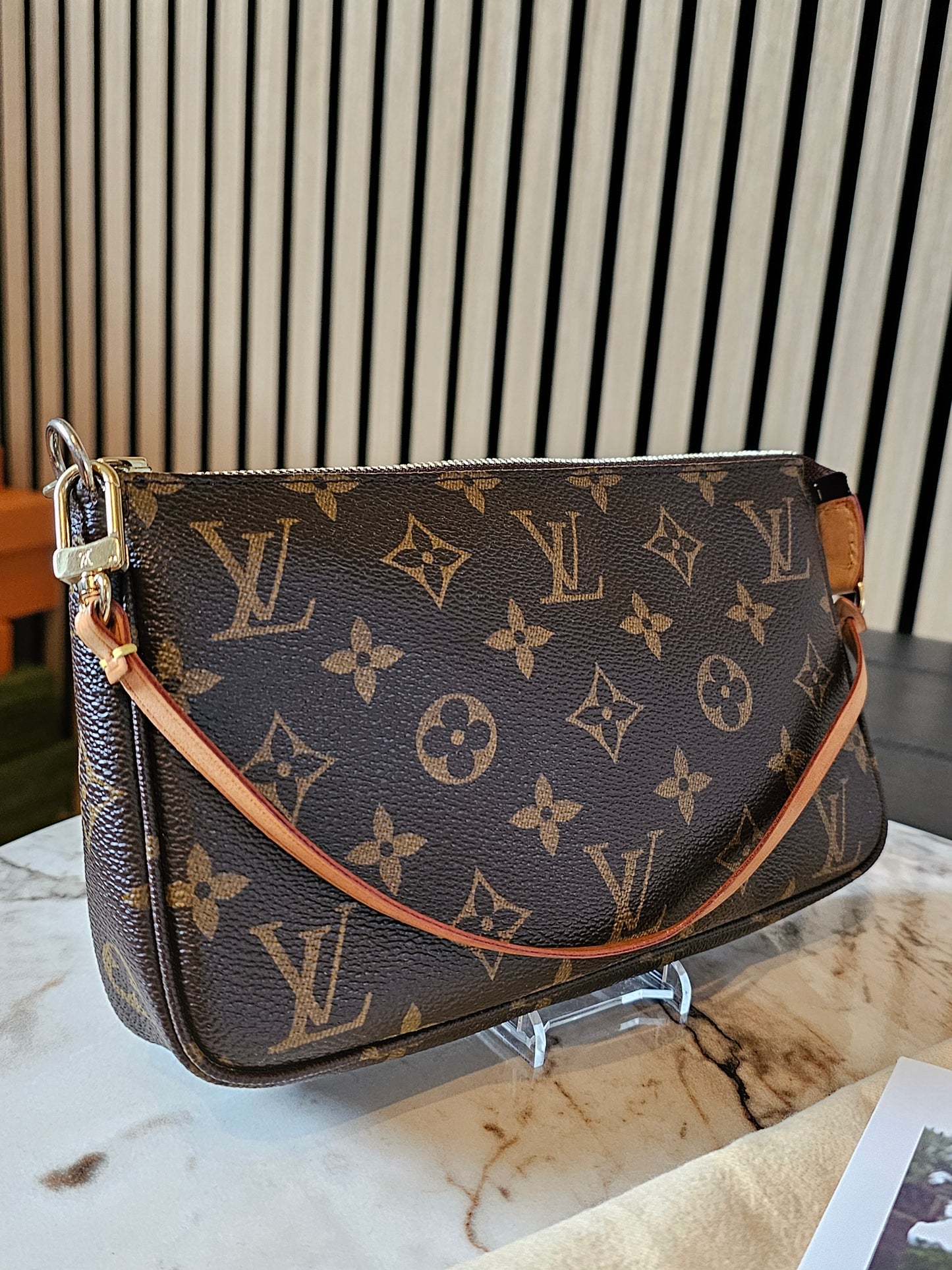 Louis Vuitton pochette accesories in monogram kanvas.