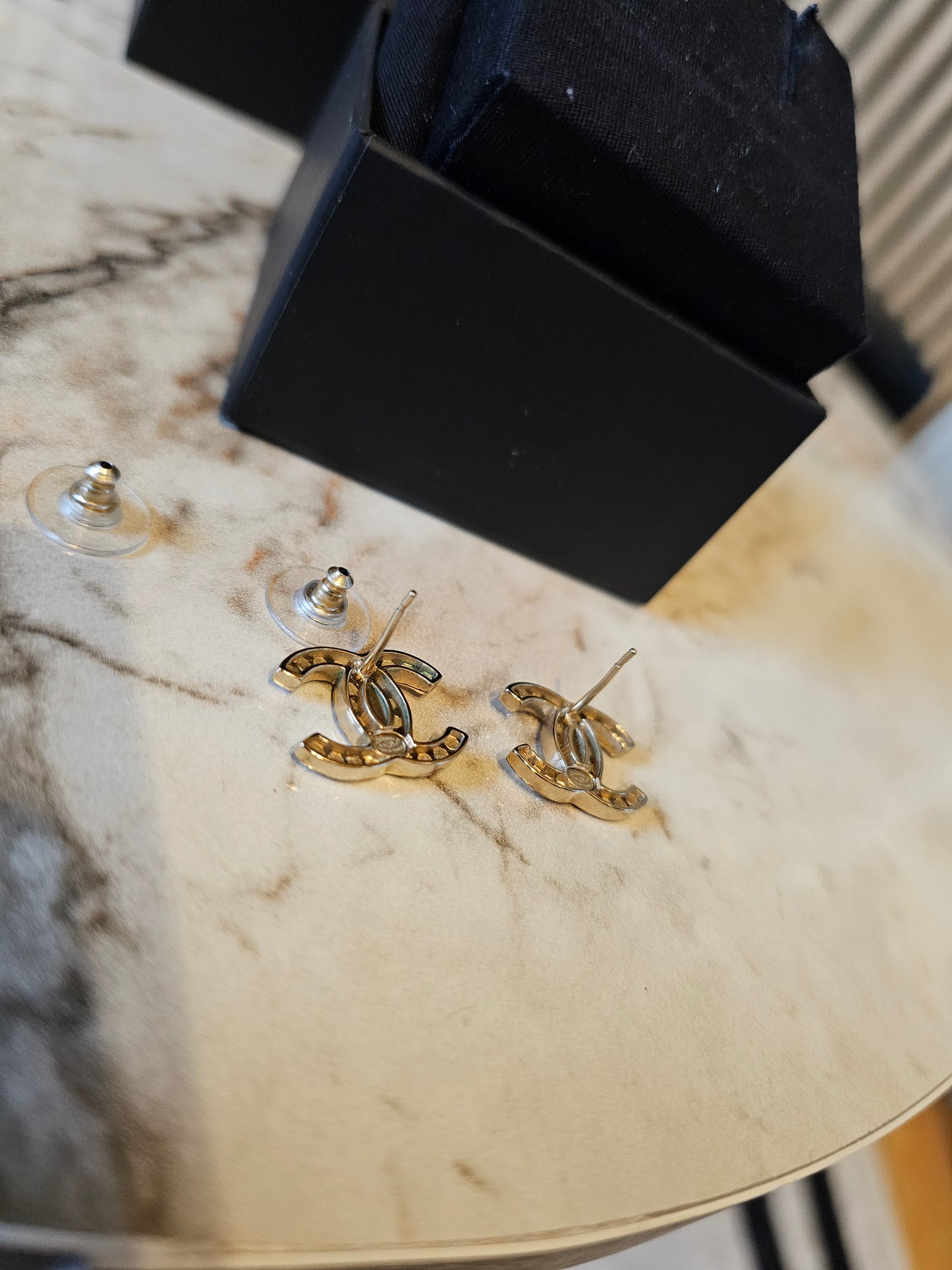 Chanel øreringe - CC golden with stones.