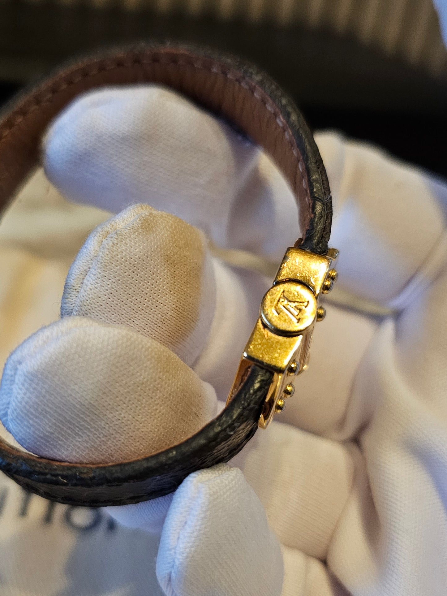 M6689 - Louis Vuitton bracelet nano monogram.