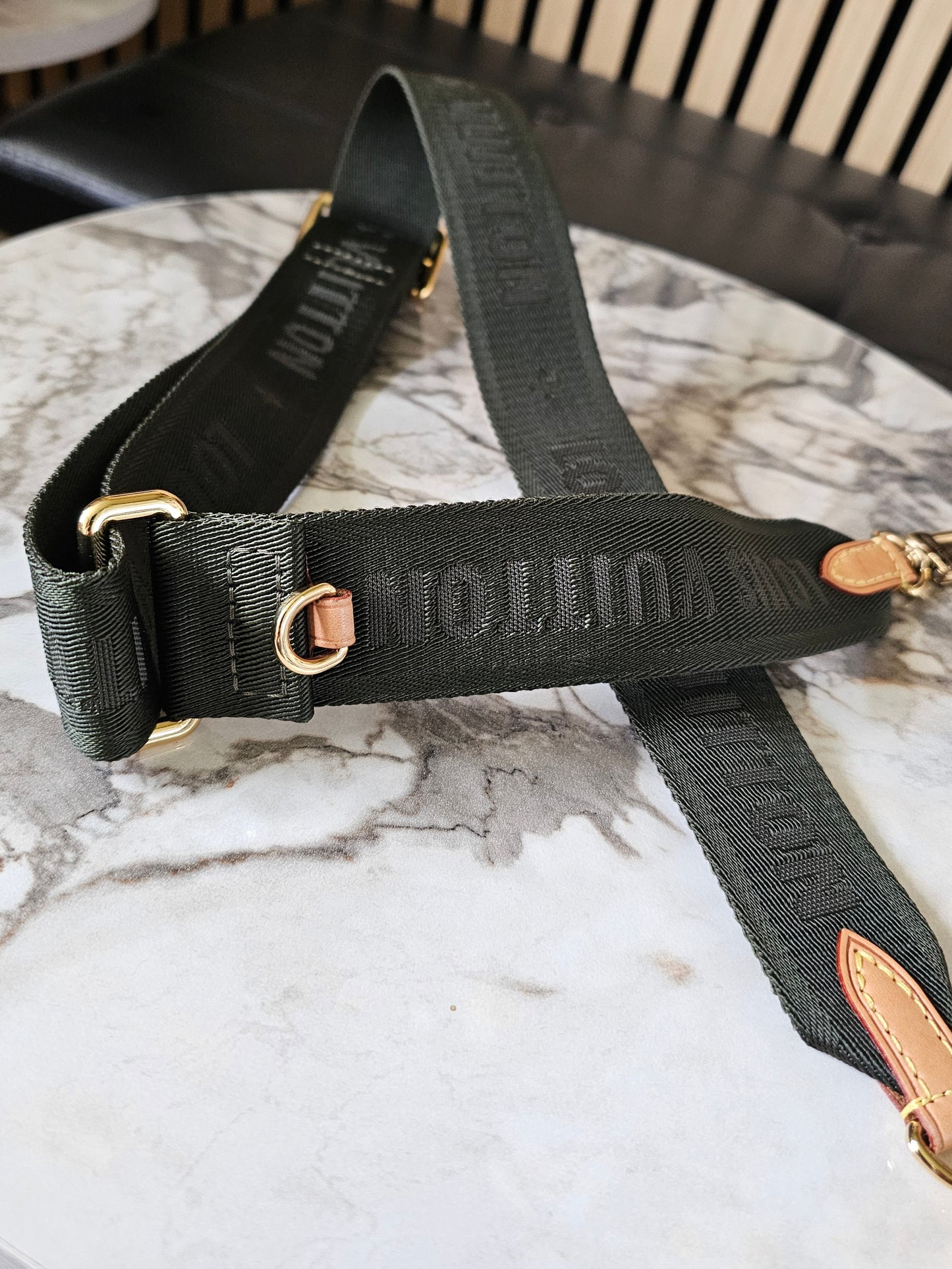 Louis Vuitton Khaki bandouliere- justerbar Strop fra multipochette sættet.