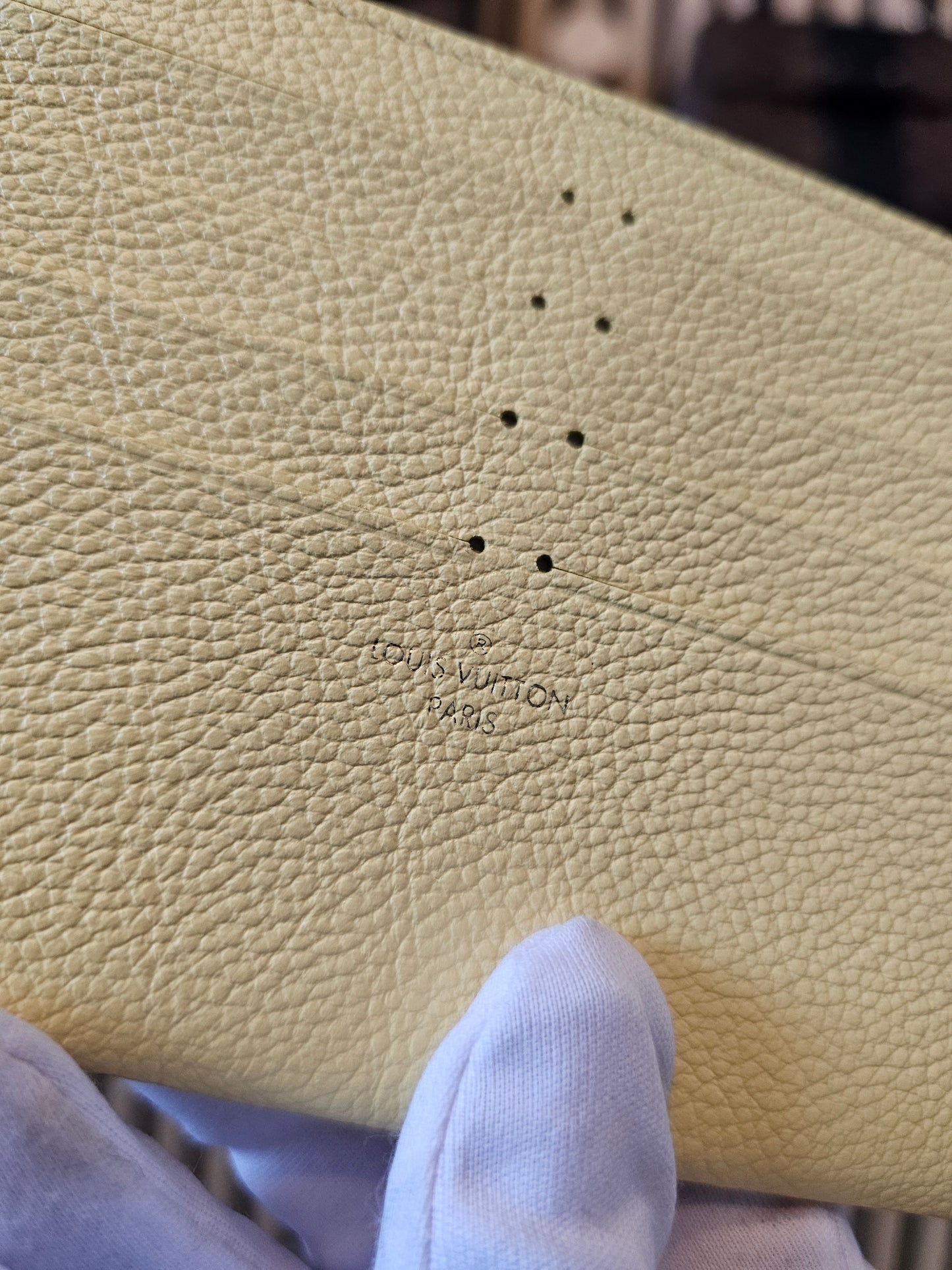 Liyis Vuitton Kortholder I guld epi leather.