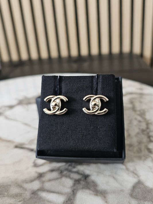 Chanel øreringe - golden CC turnlock model.