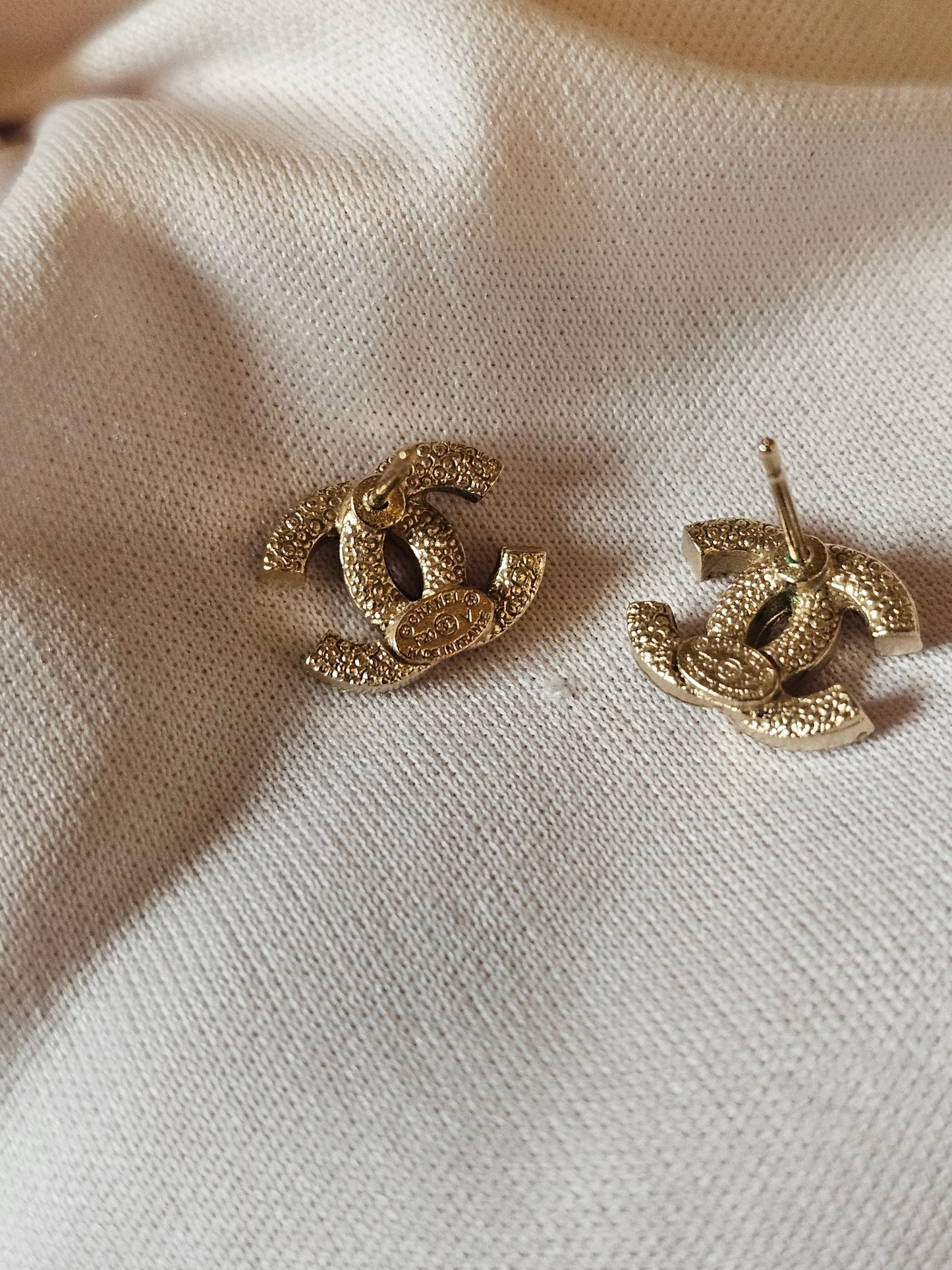 A88429 - Chanel øreringe, small golden with crystals.