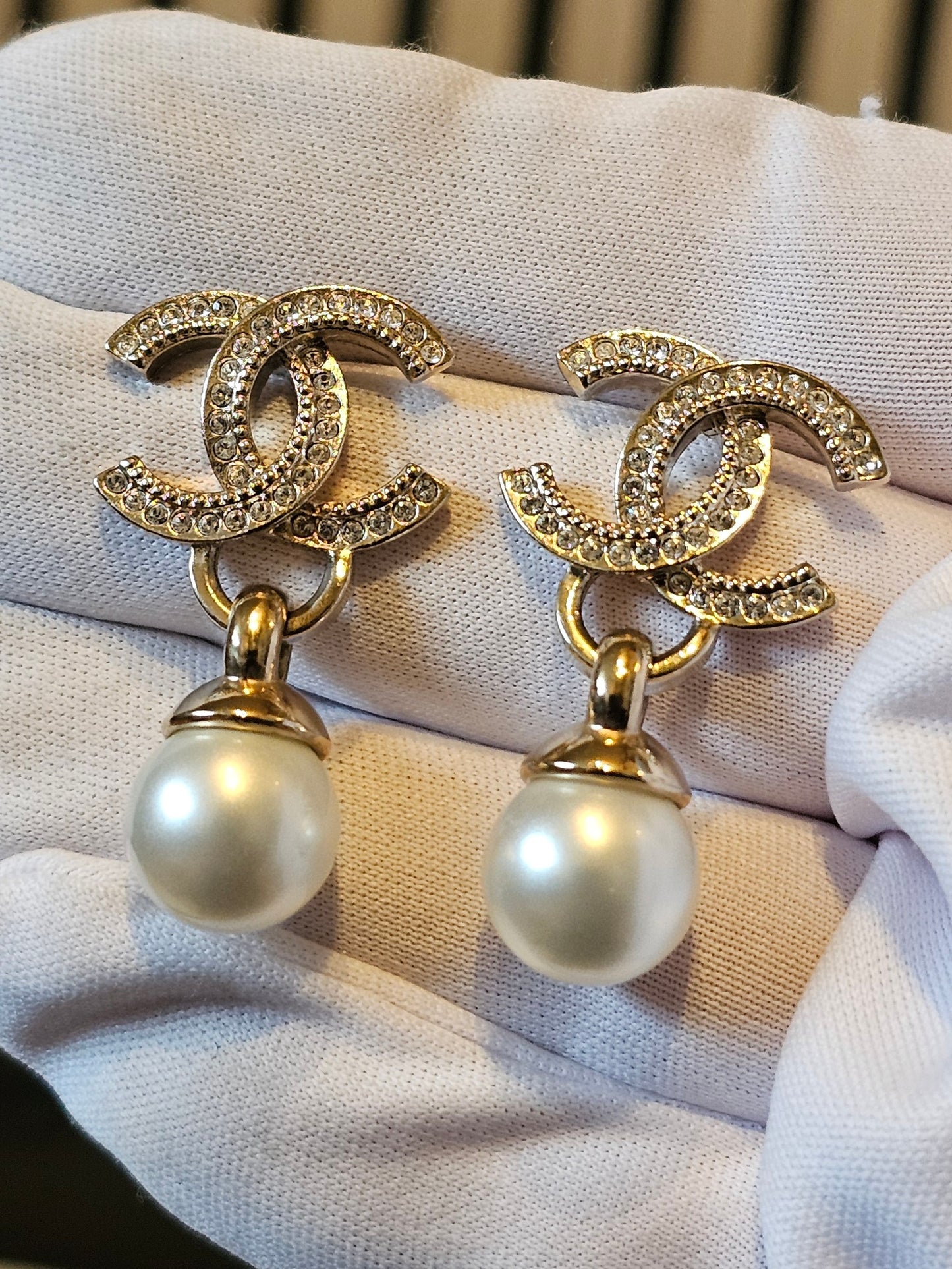 Chanel øreringe - Golden CC pendant with perle.