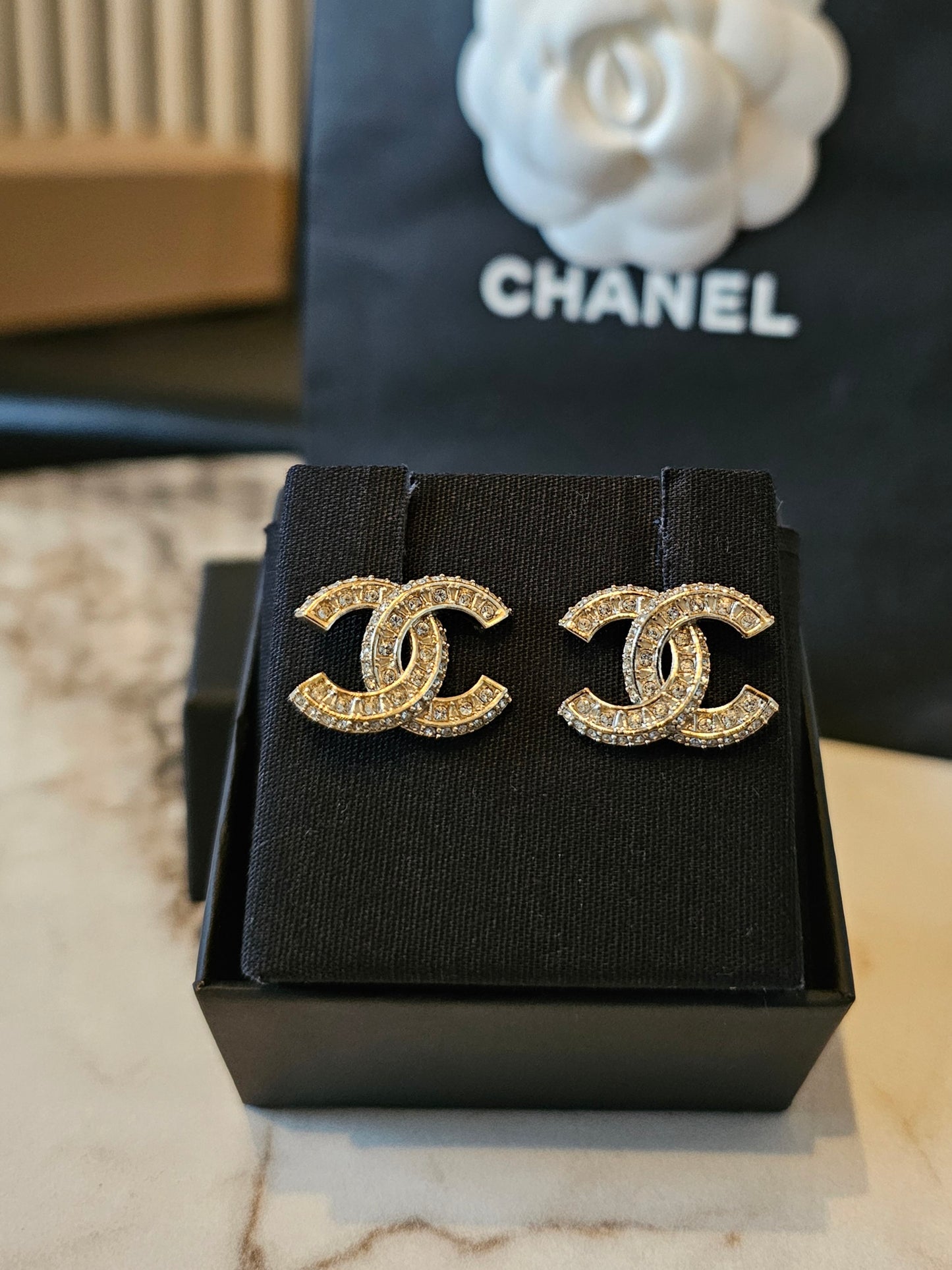 Chanel medium cc earrings in golden with crystals.