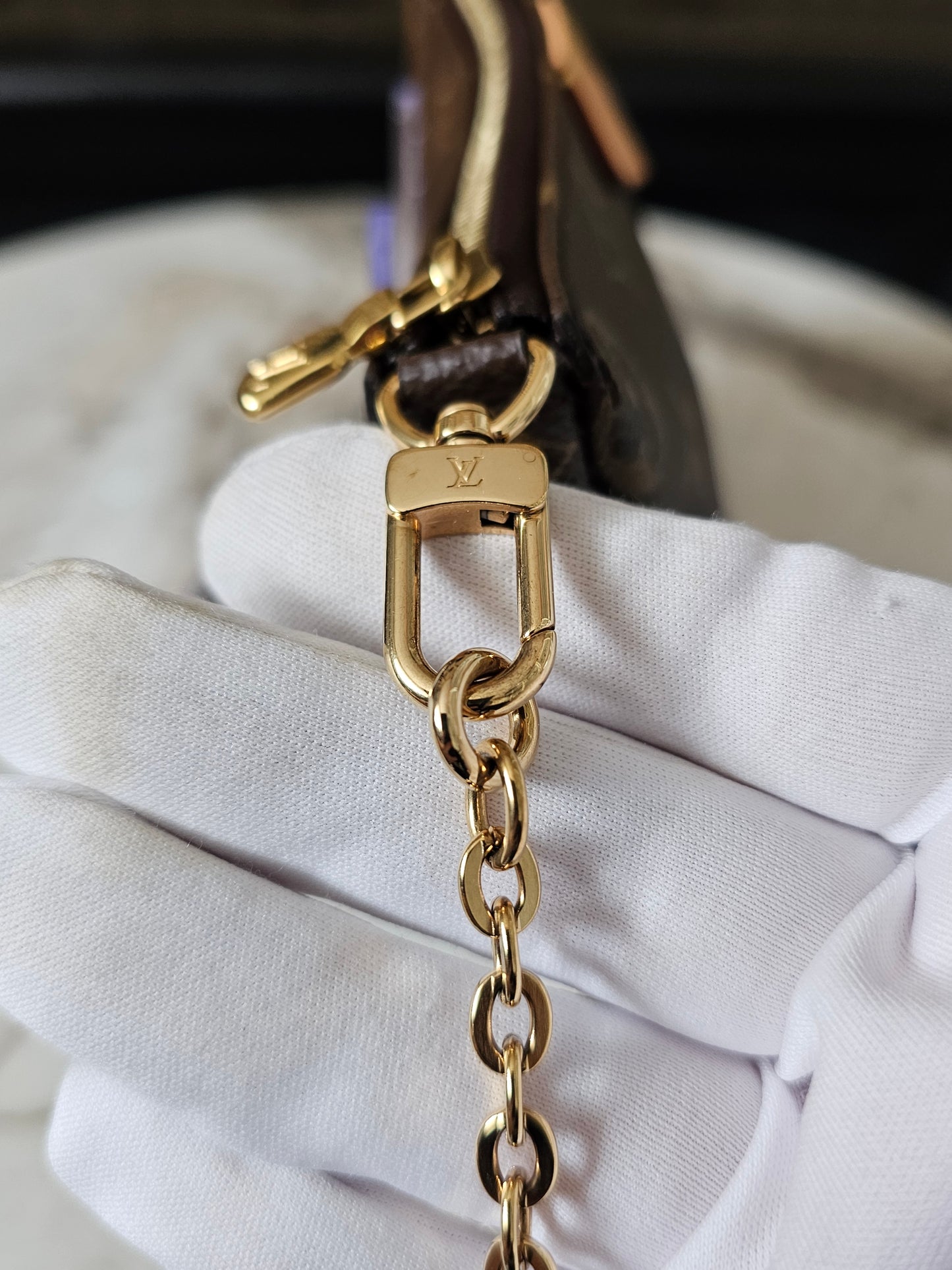 Louis Vuitton small pochette with chain, MNG kanvas.