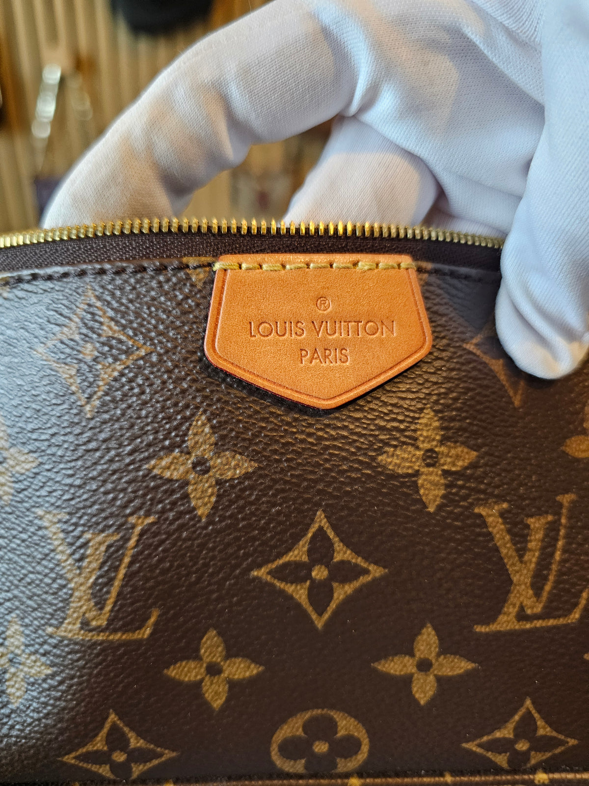 Louis Vuitton small pochette in monogram kanvas, with gold chain.